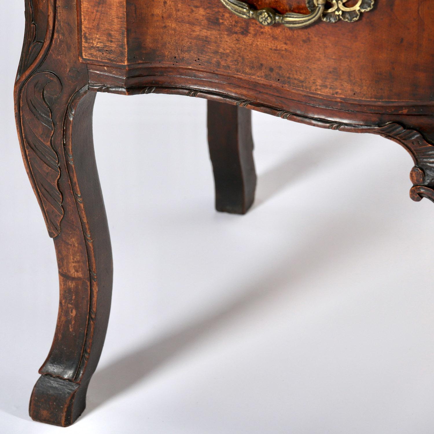 An 18th Century Walnut Commode For Sale 7