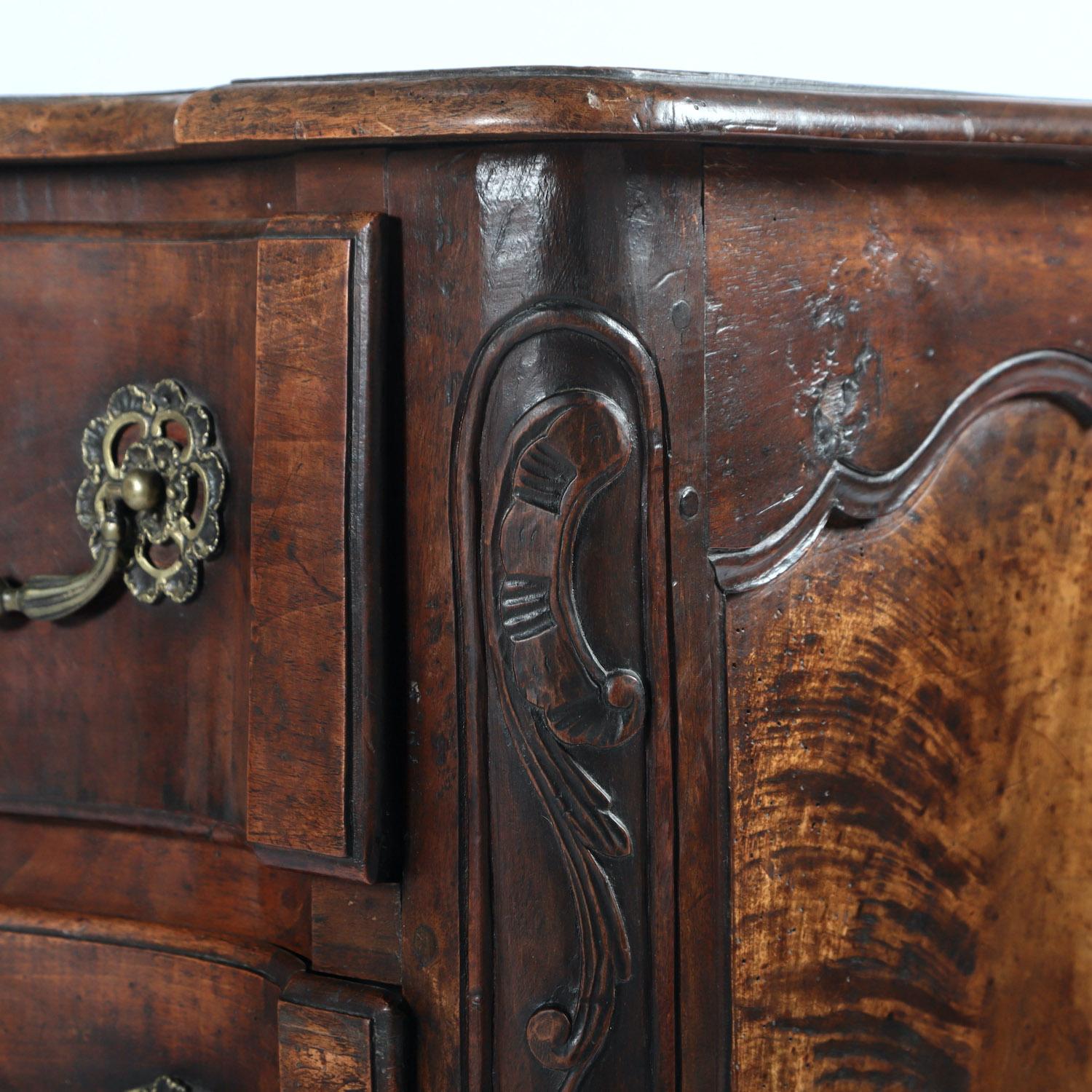An 18th Century Walnut Commode For Sale 10