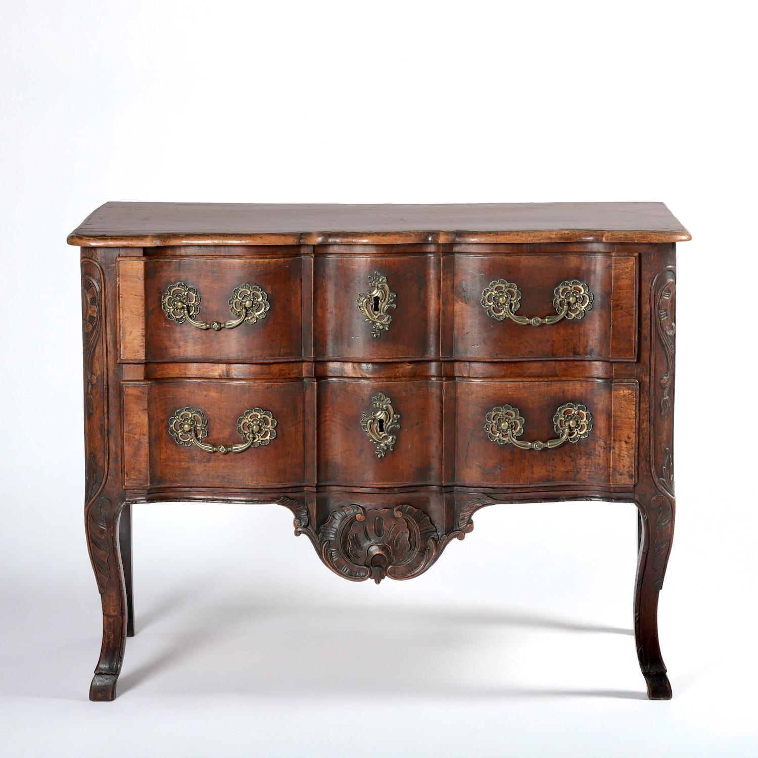 An 18th Century Walnut Commode In Good Condition For Sale In Petworth, GB