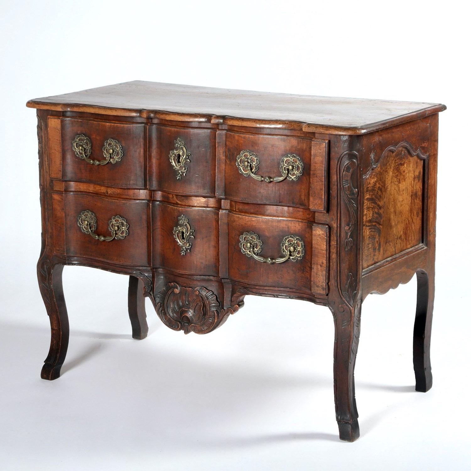 Mid-18th Century An 18th Century Walnut Commode For Sale