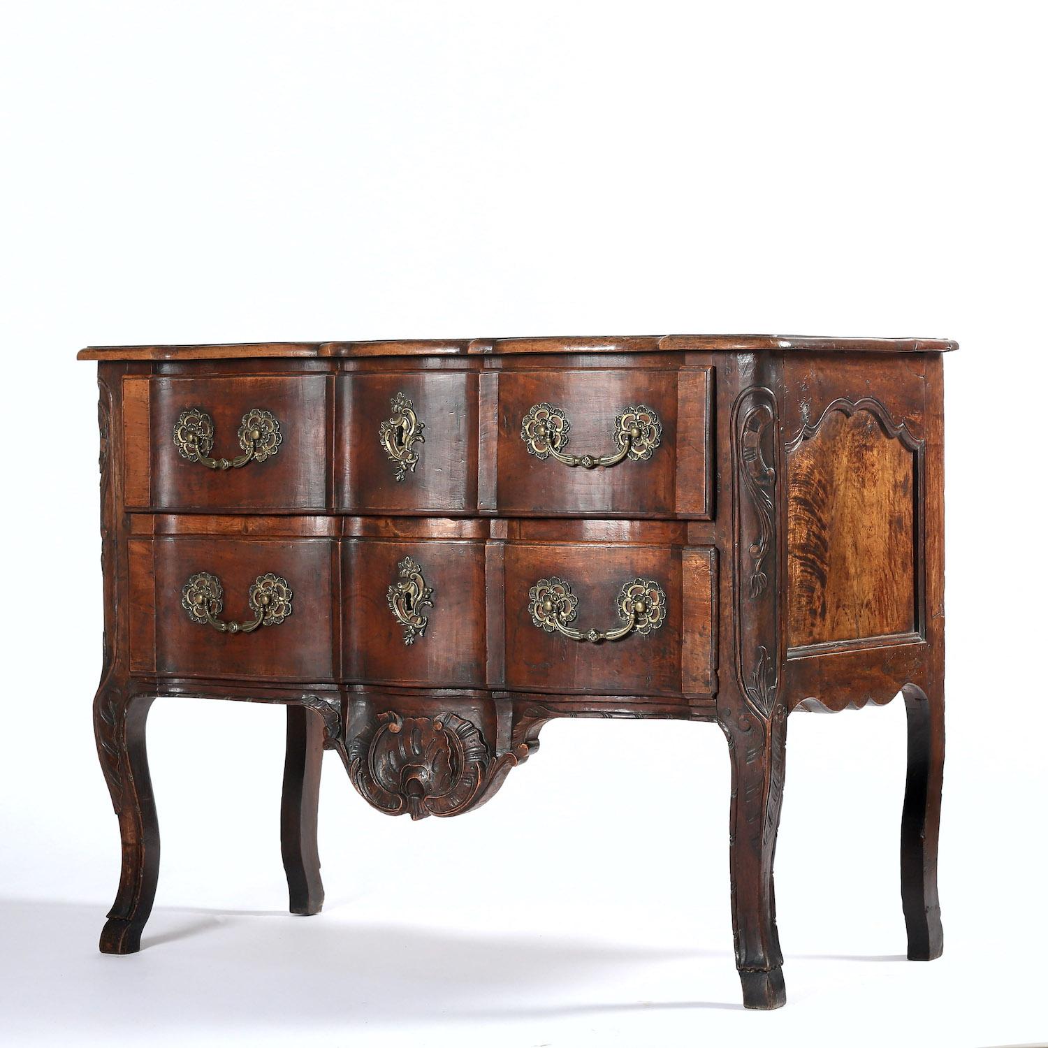 An 18th Century Walnut Commode For Sale 1