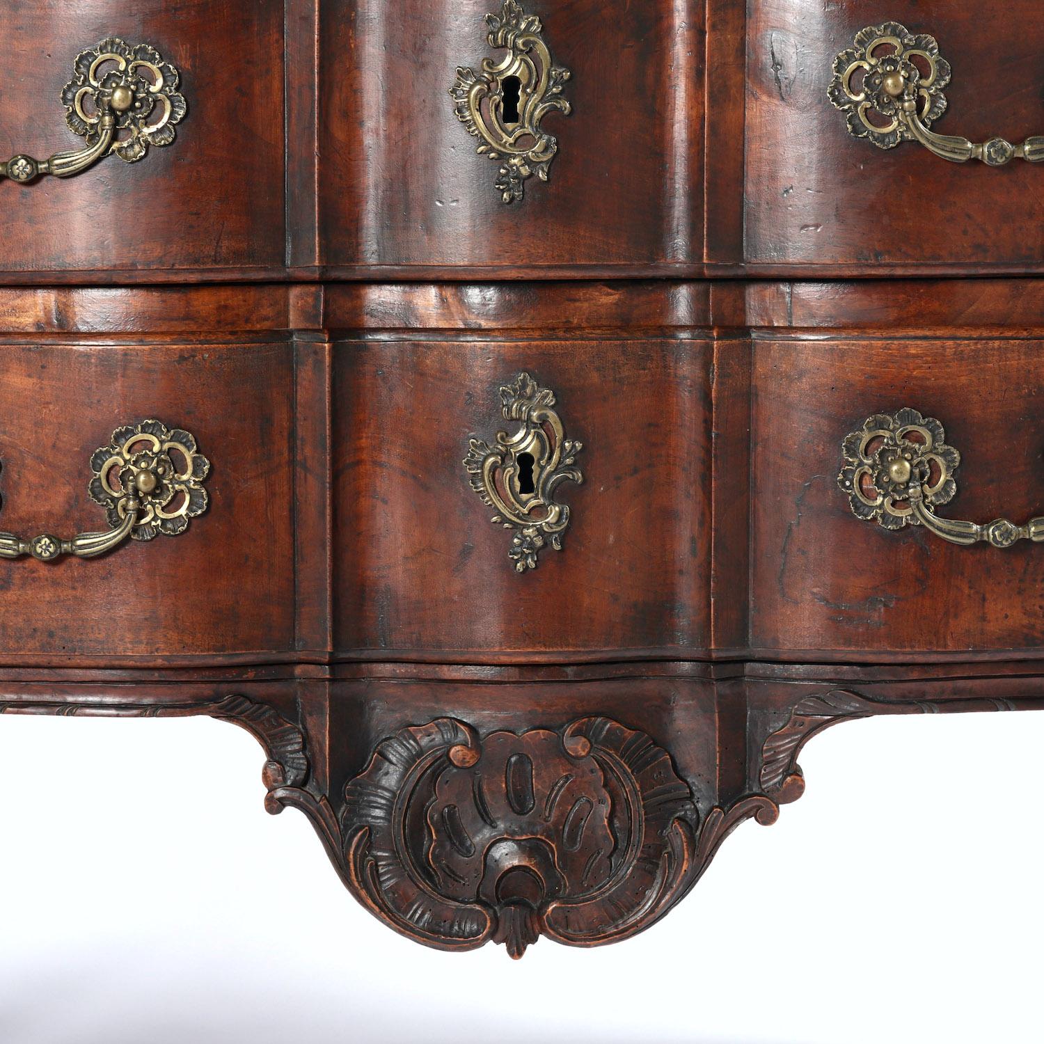 An 18th Century Walnut Commode For Sale 4