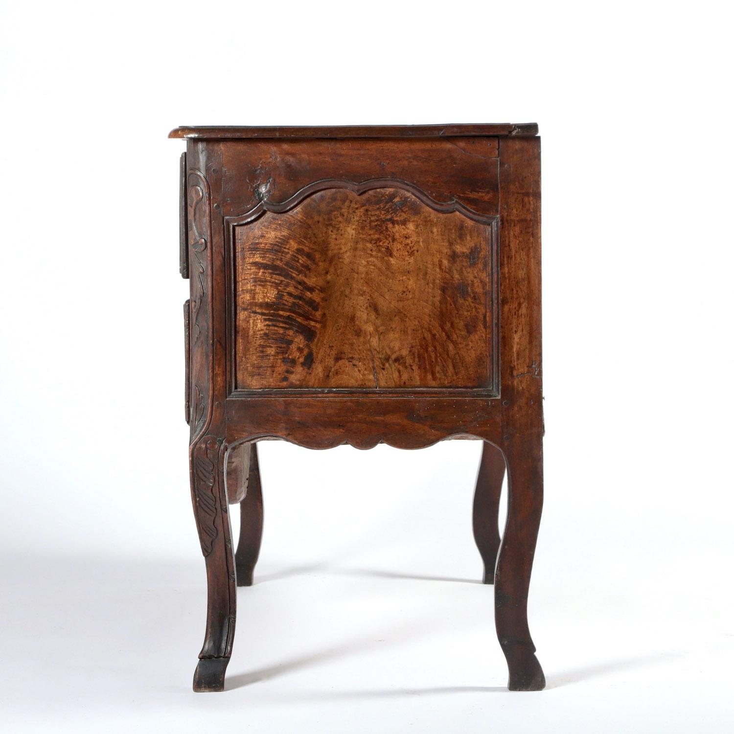 An 18th Century Walnut Commode For Sale 5