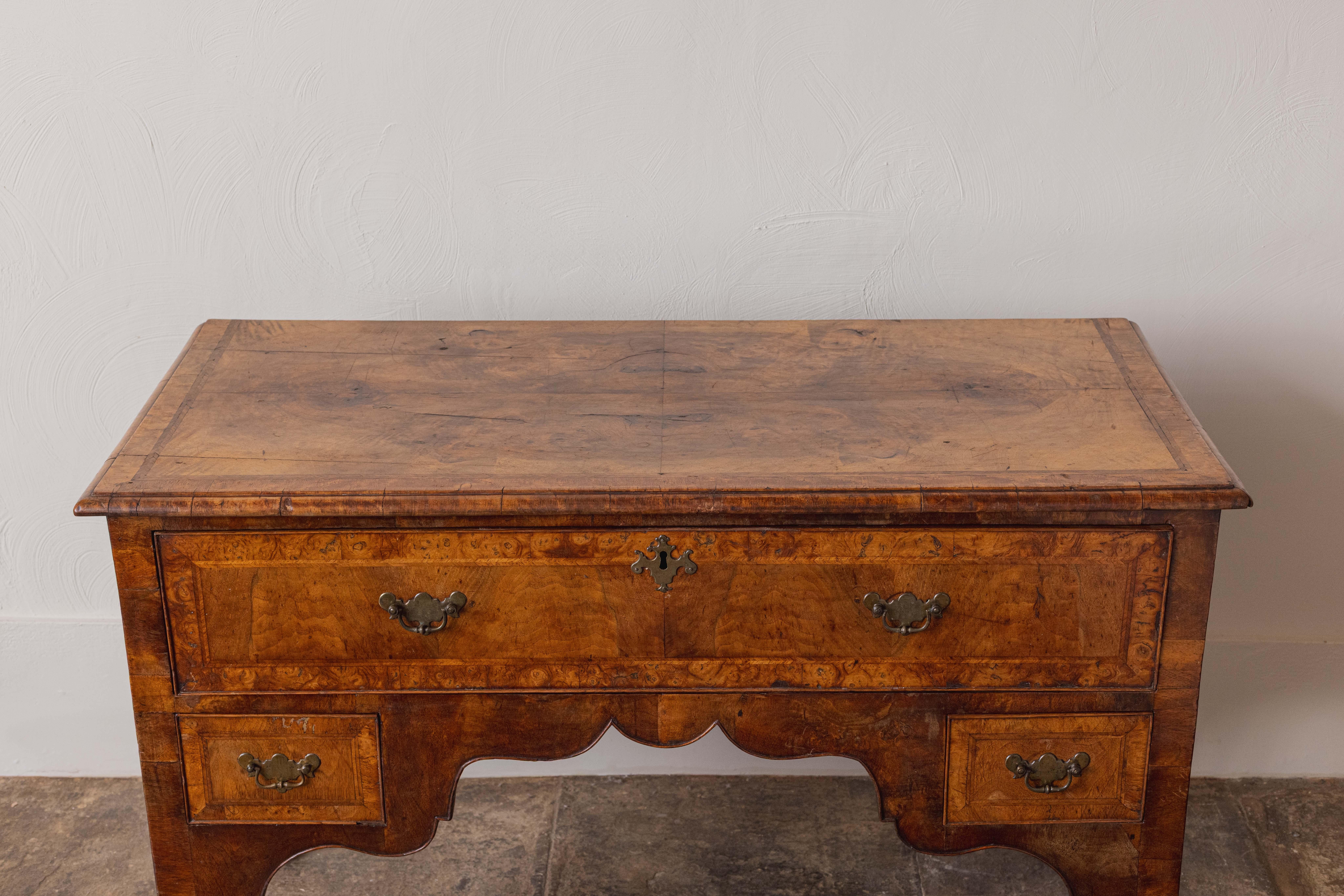 An 18th Century Walnut Lowboy In Good Condition For Sale In Shipston-On-Stour, GB