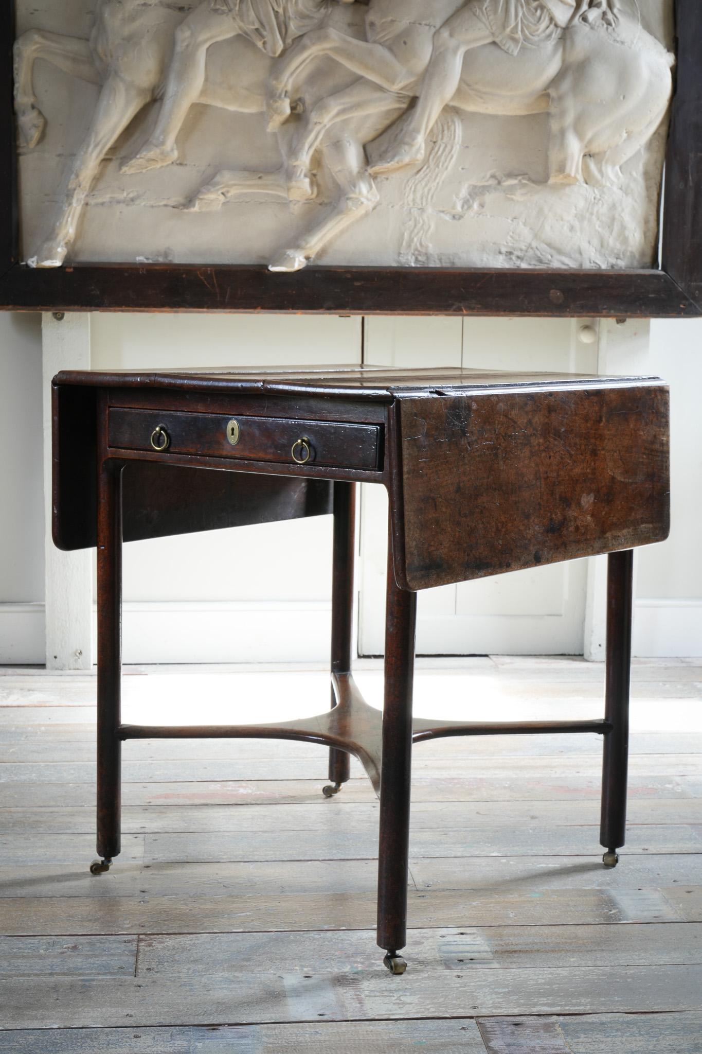An 18th Century Walnut Pembroke Table In Good Condition For Sale In Conwy, GB