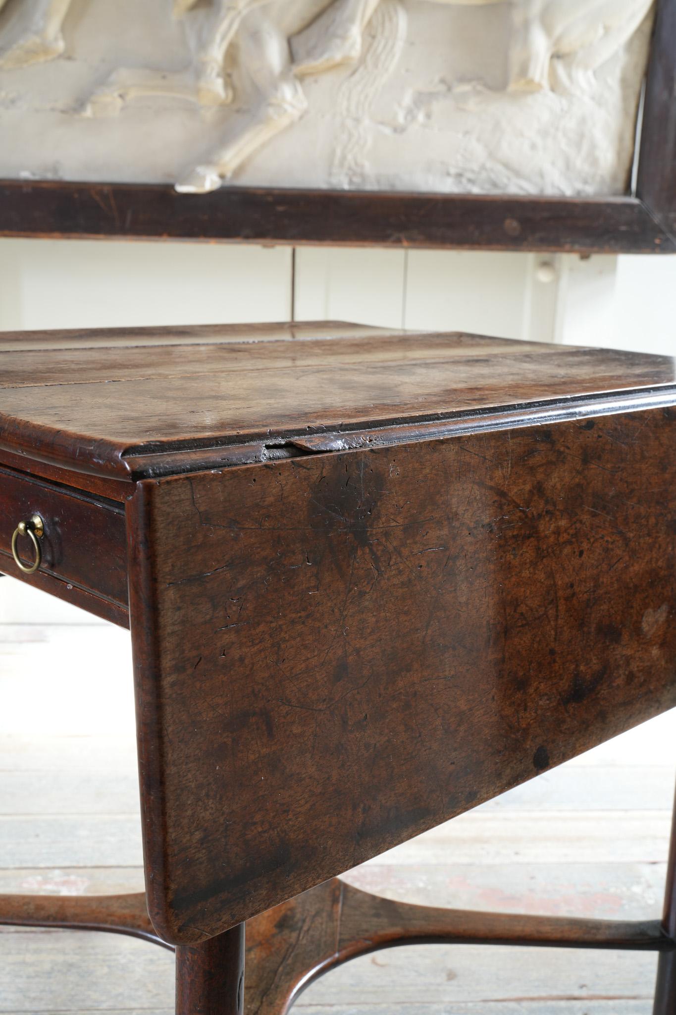 An 18th Century Walnut Pembroke Table For Sale 4