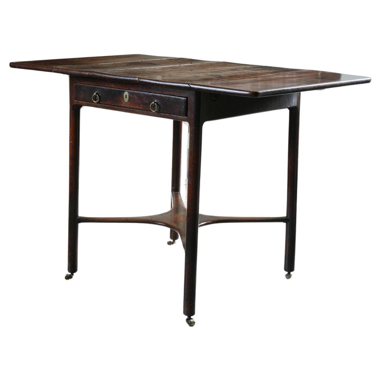 Ein Pembroke-Tisch aus Nussbaumholz aus dem 18. im Angebot