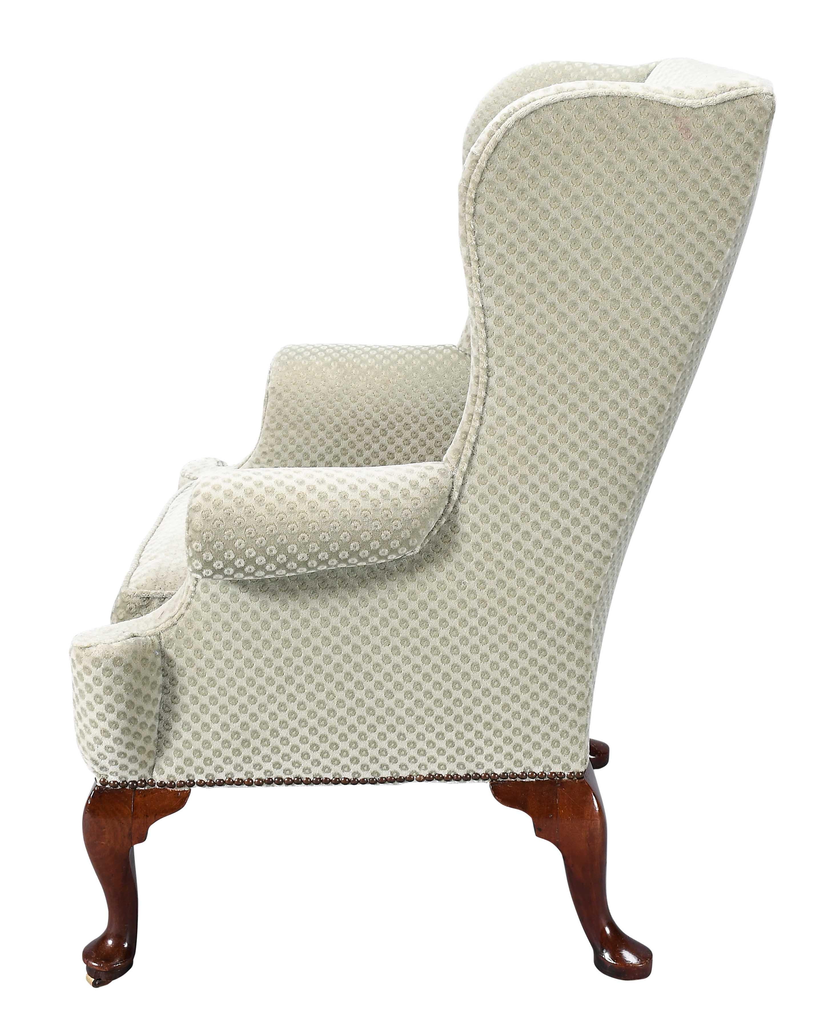 Una Silla de Ala de Nogal del Siglo XVIII Inglés en venta