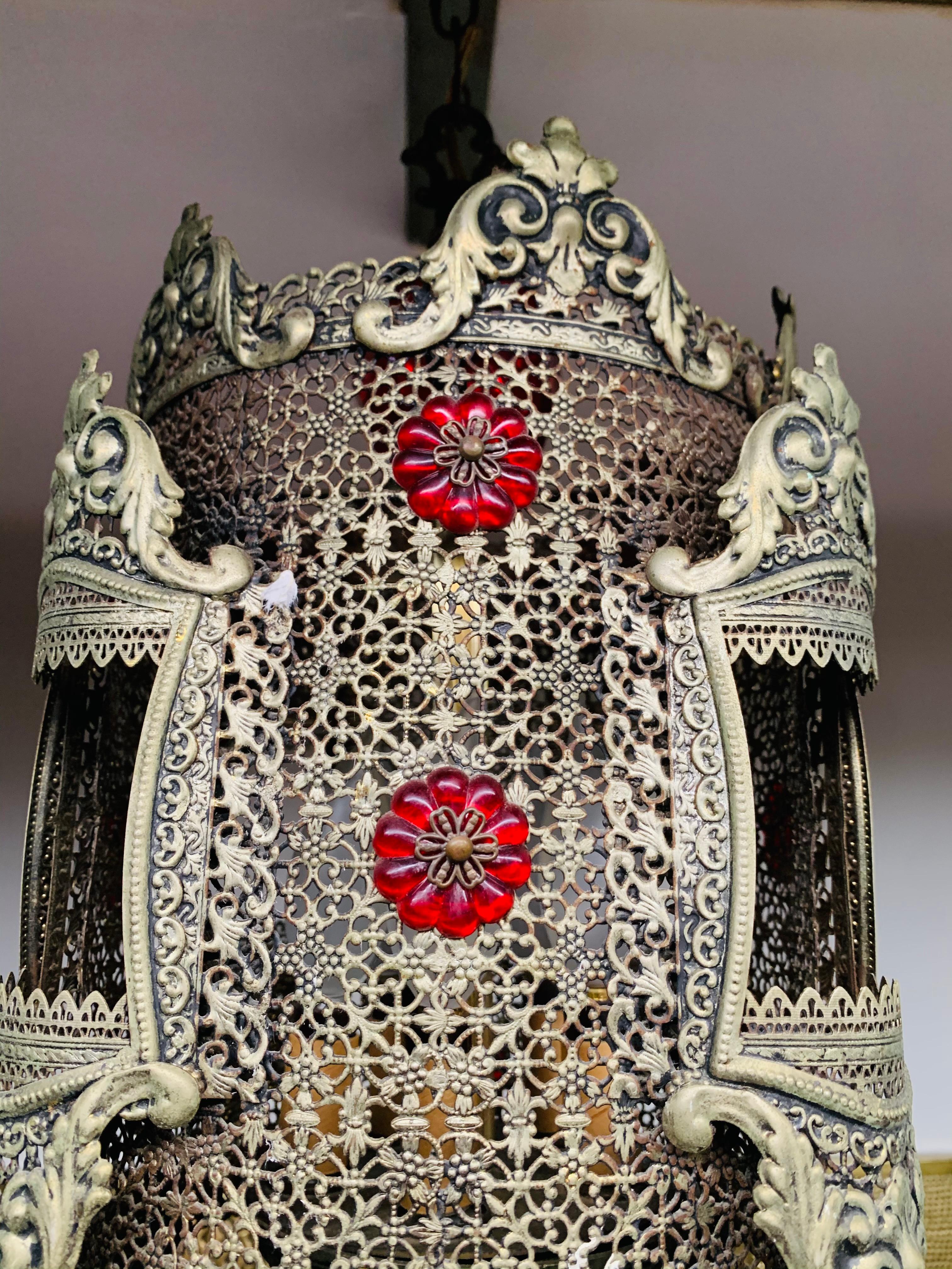 Lanterne ou pendentif en métal doré de style oriental des années 1970 Bon état - En vente à Plainview, NY
