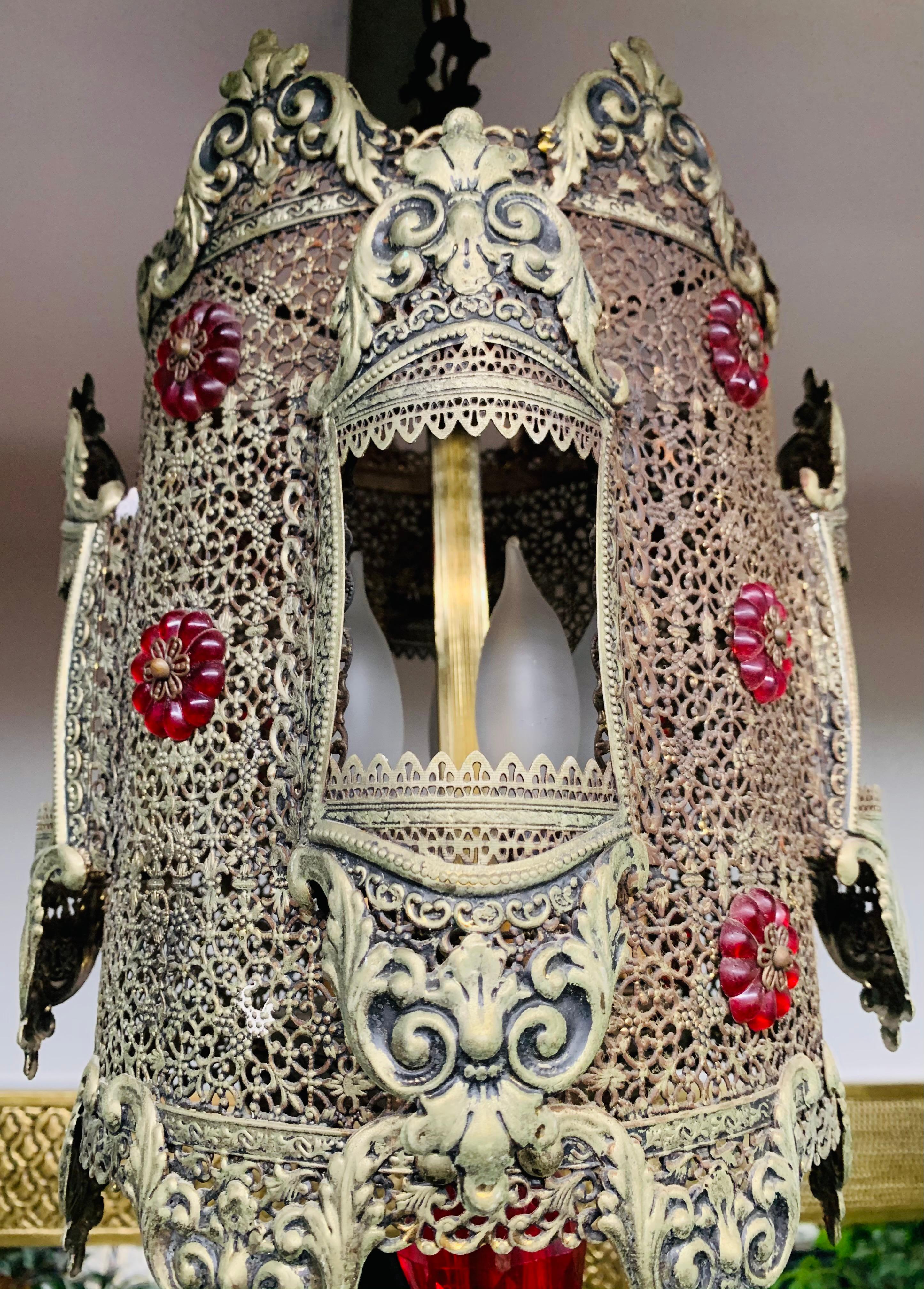20ième siècle Lanterne ou pendentif en métal doré de style oriental des années 1970 en vente