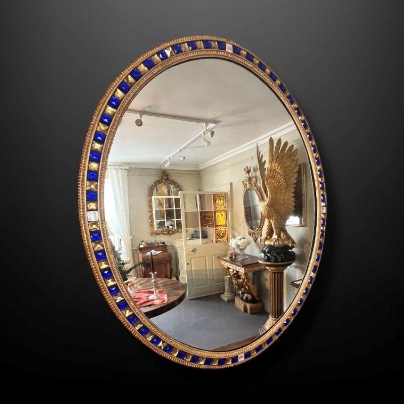 Un site  Miroir mural ovale en bois doré du 19ème siècle avec des bijoux en verre bleu et doré Bon état - En vente à Reepham, GB