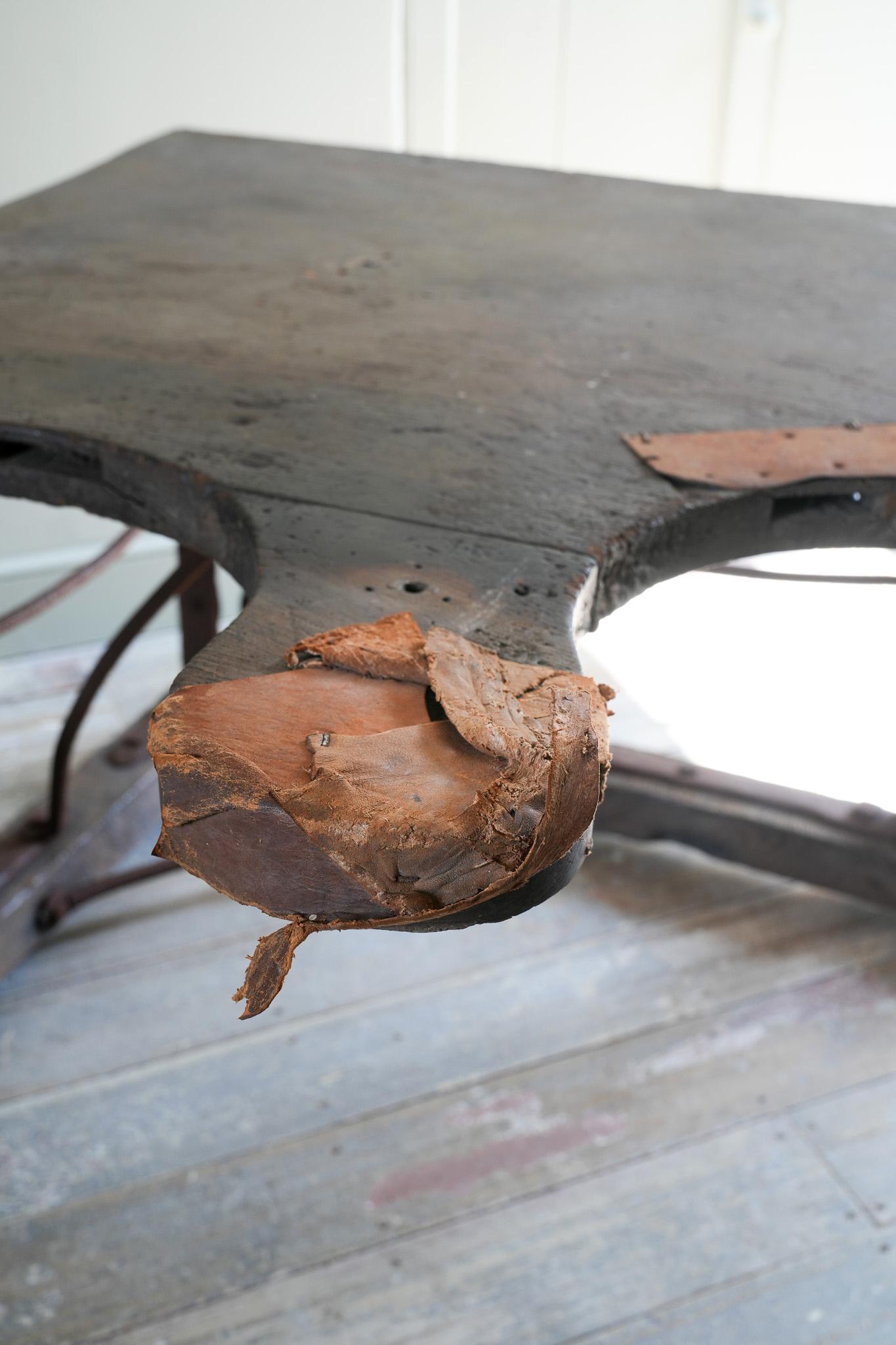 Un raro tavolo da lavoro per Jewell in Oak e ferro battuto.

La robusta base in ferro battuto rivettata è montata su piedi a slitta in quercia, lo spesso piano in Oak è ricavato da un'unica tavola e presenta tre ritagli sagomati per i singoli
