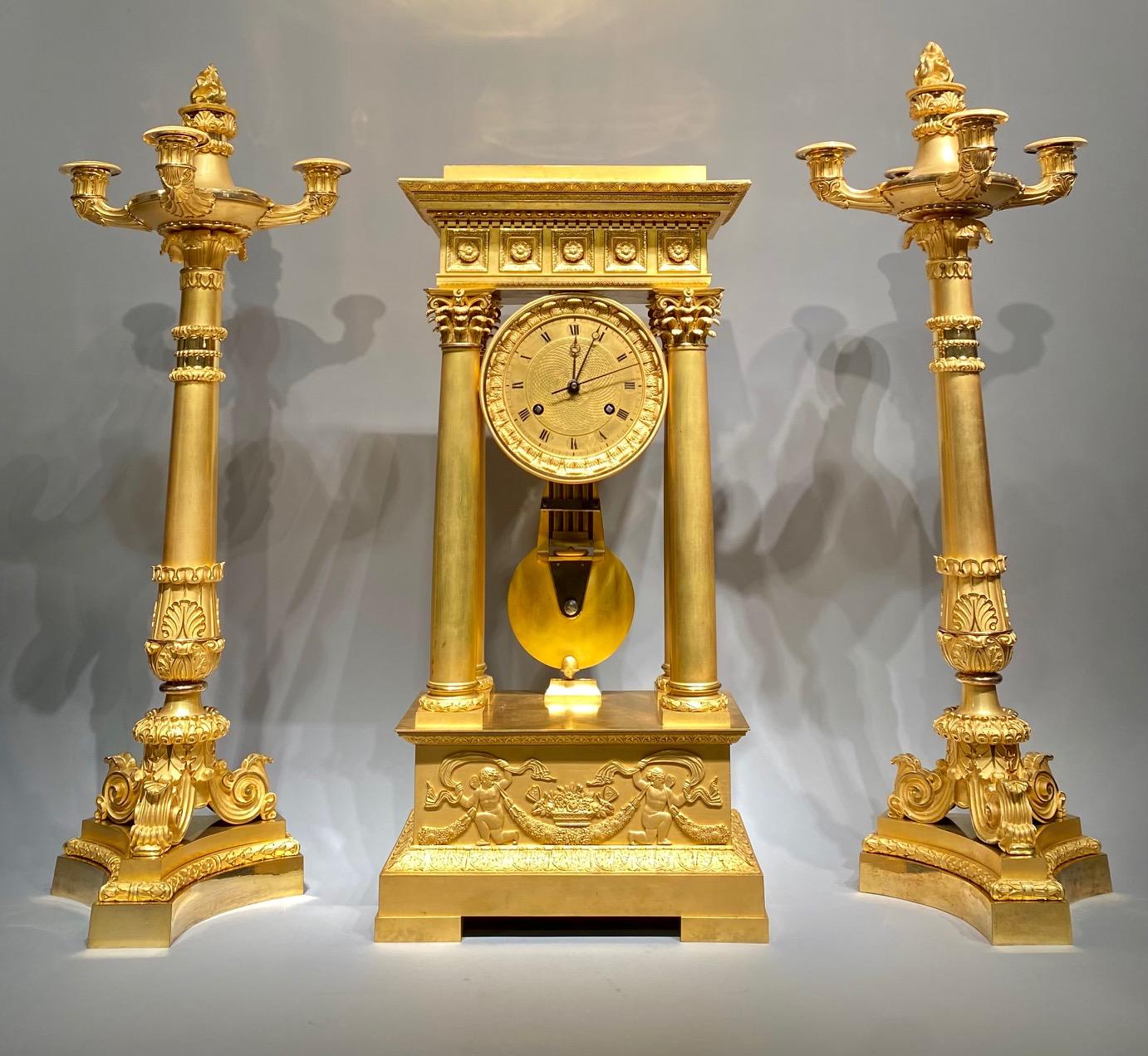 An 19th century ormolu Charles X clock garniture set. In condizioni buone in vendita a Wijnegem, BE