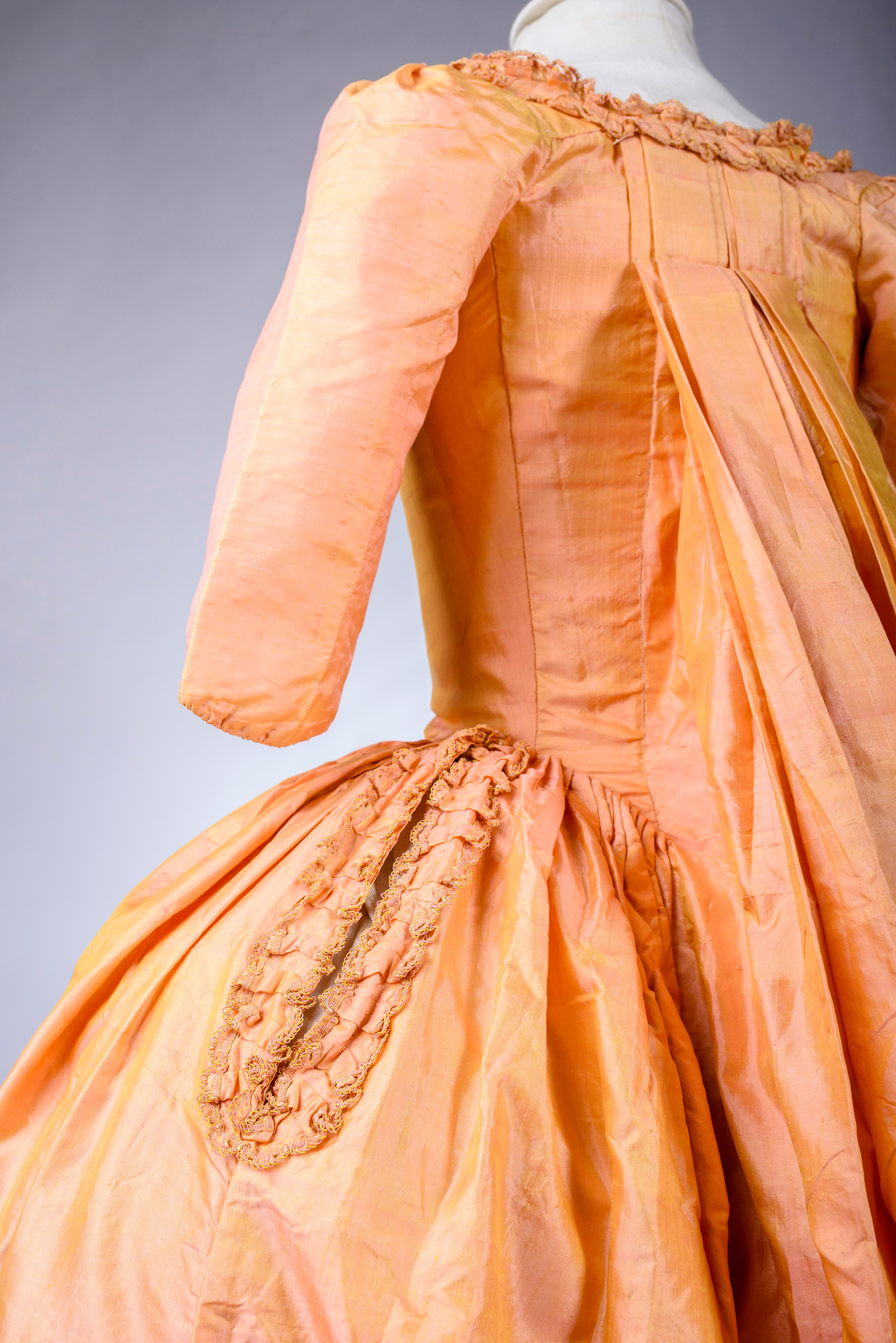 An à la Française gown in changing taffeta Florence silk - French Circa 1785 5