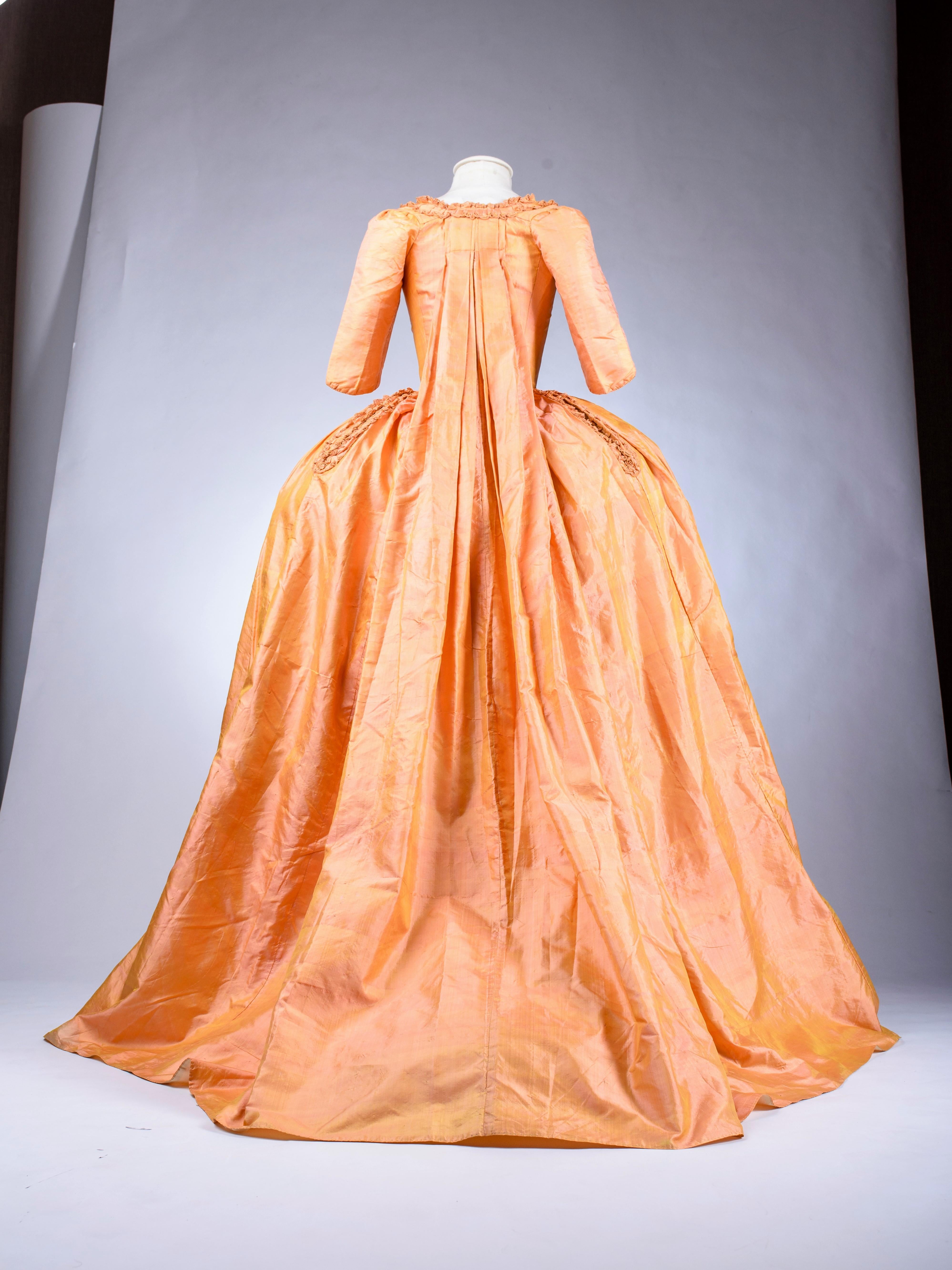 An à la Française gown in changing taffeta Florence silk - French Circa 1785 6