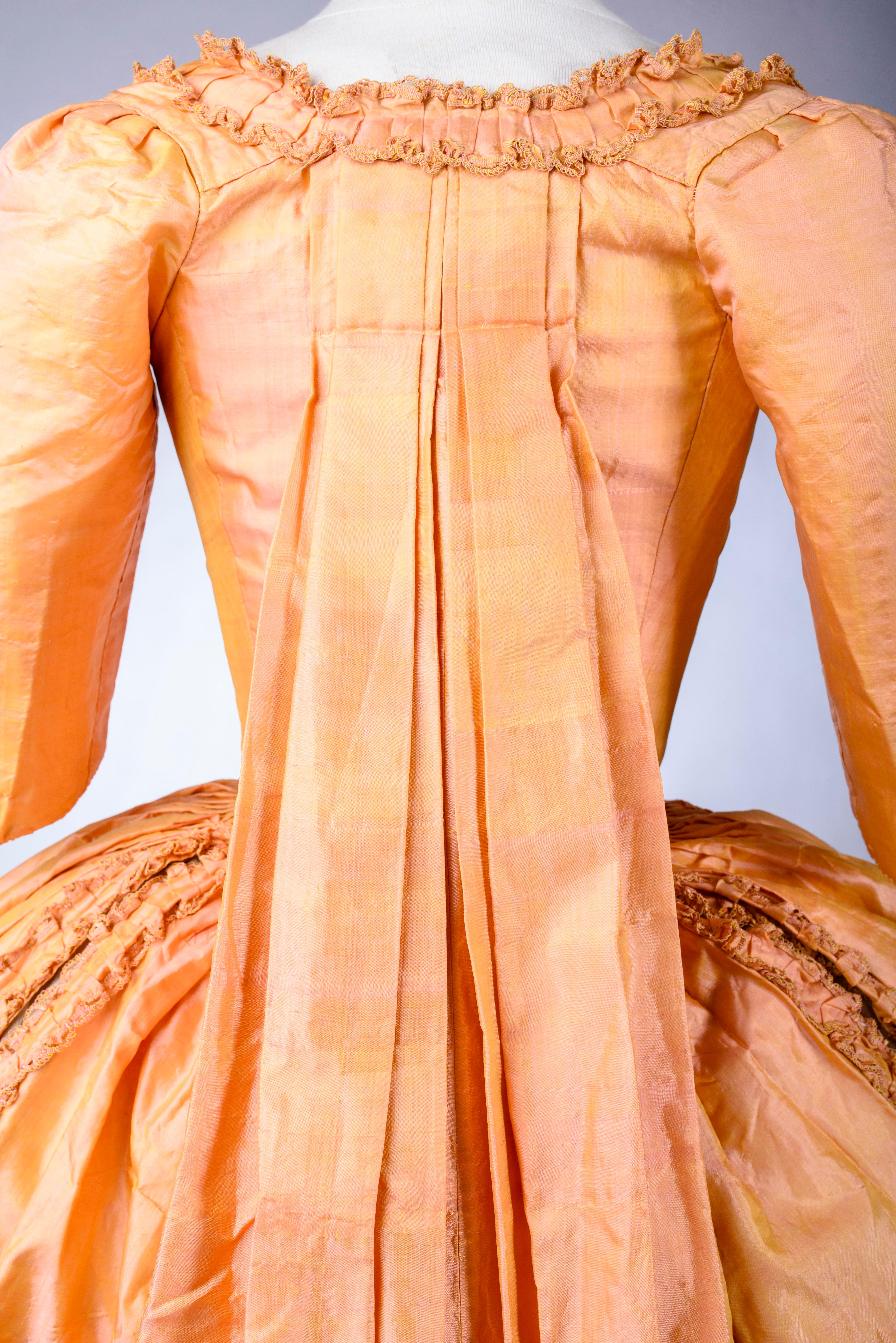 An à la Française gown in changing taffeta Florence silk - French Circa 1785 8