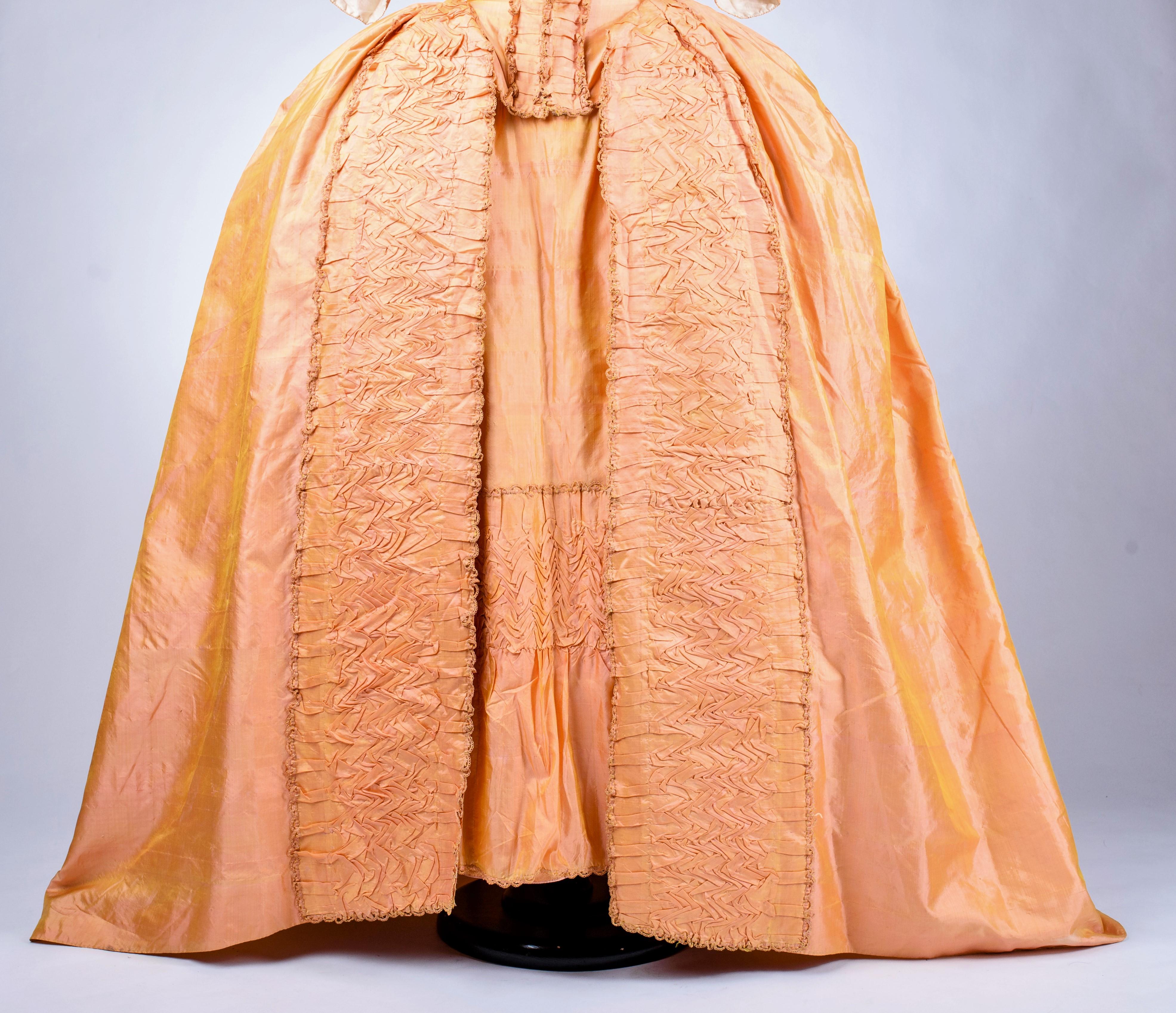An à la Française gown in changing taffeta Florence silk - French Circa 1785 In Good Condition In Toulon, FR