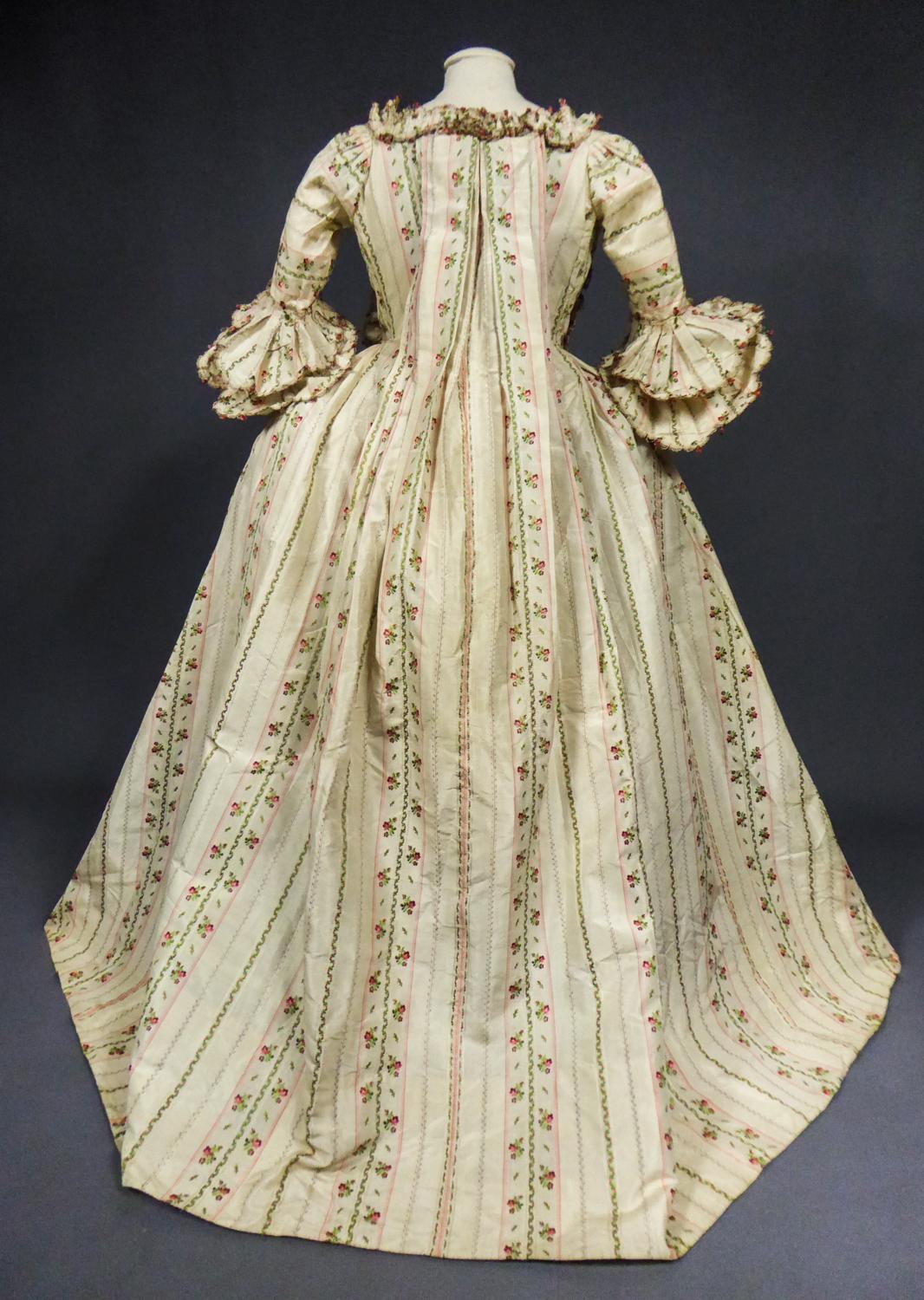 An à la française Sack Back Taffeta Silk Court Gown - France Circa 1780 For Sale 3