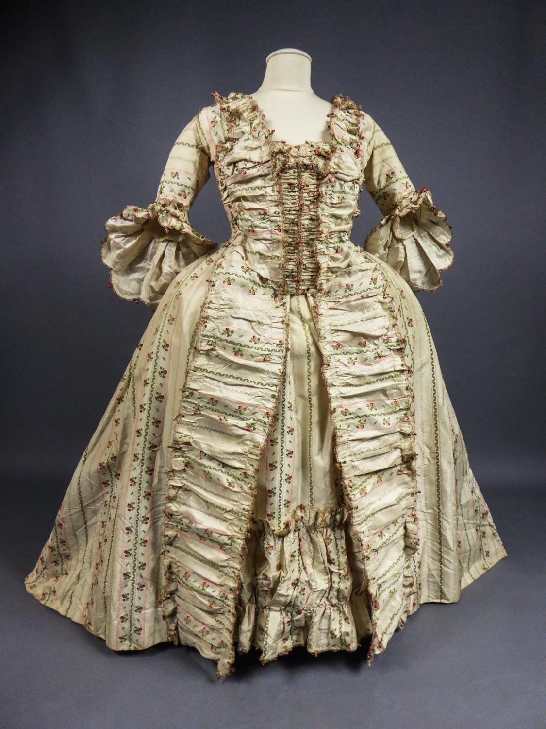 An à la française Sack Back Taffeta Silk Court Gown - France Circa 1780 For Sale 12