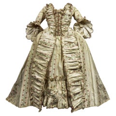 Traje de corte francés de tafetán de seda con espalda de saco - Francia Circa 1780