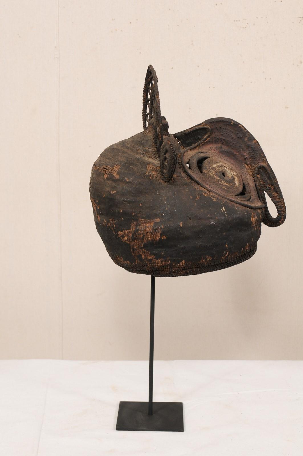 Masque de festival de l'igname de Papouasie-Nouvelle-Guinée représentant un oiseau à bec corné, datant du milieu du XXe siècle. Ce masque de cérémonie vintage, également appelé masque baba, provient du peuple Abelam, de la région du fleuve East