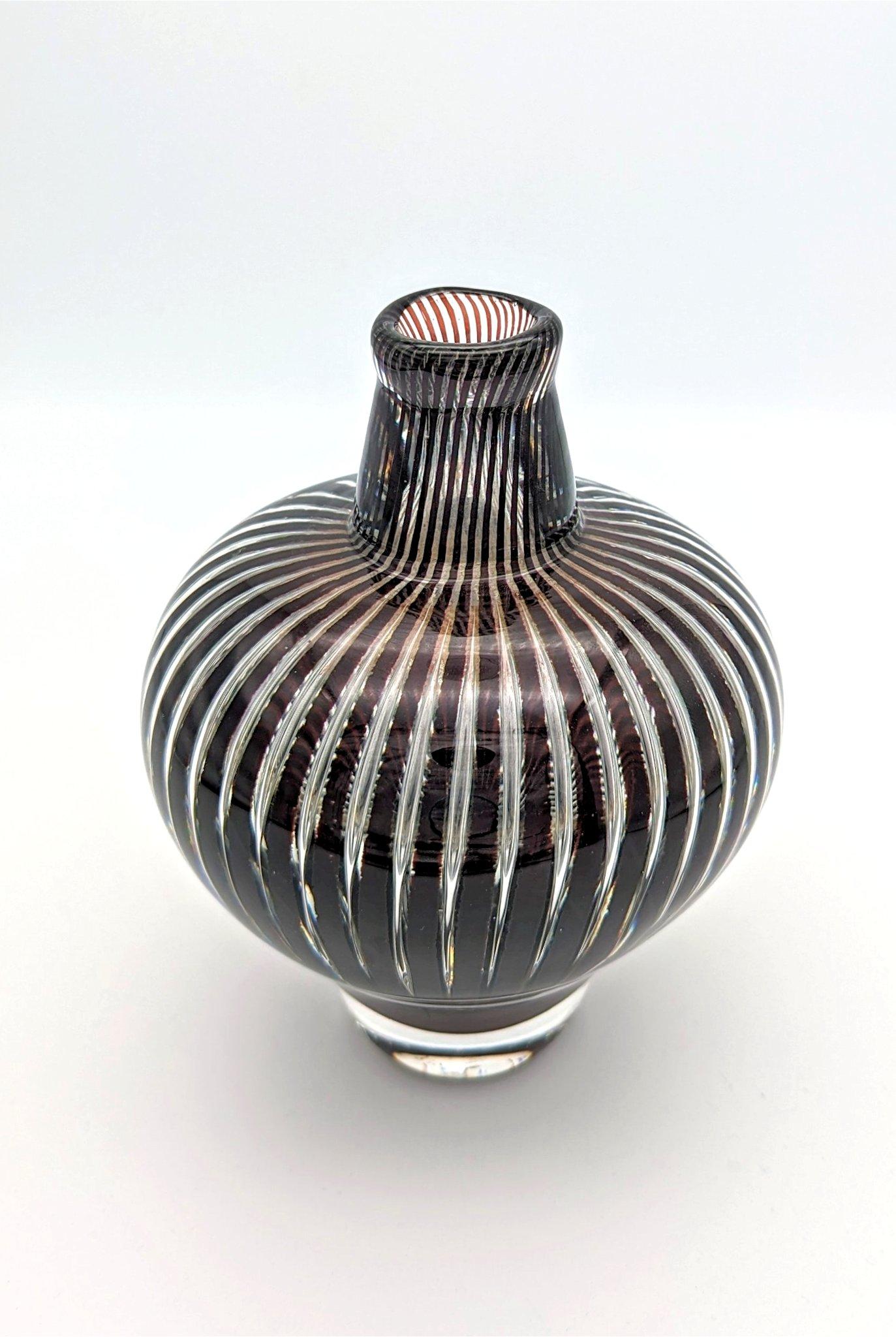 A good and early Ariel glass vase, designed by Edvin Öhrström, made in 1952 at the Orrefors Glaswork in Sweden. Öhrström who studied sculpture in Stockholm and in Paris was one of the inventors of the Ariel technique at Orrefors in Sweden. A