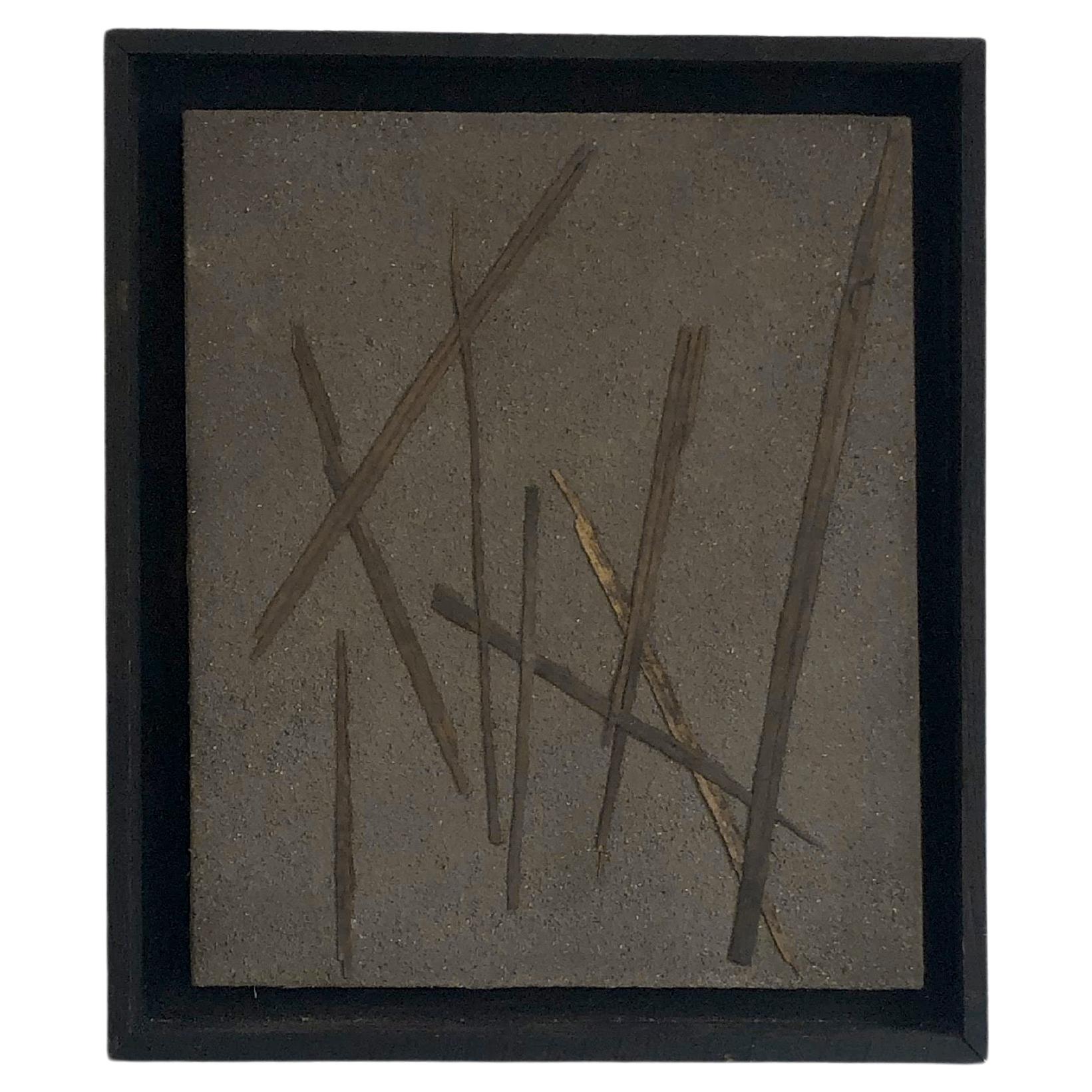 Ein elegantes Werk auf Leinwand, japanisch inspiriert, in Relief, postmodernistisch, brutalistisch, lyrisch und grafisch abstrakt, luftige Komposition aus getrockneten Kräuterhalmen auf grauem sandgestrahltem Betonhintergrund auf Leinwand, gerahmt