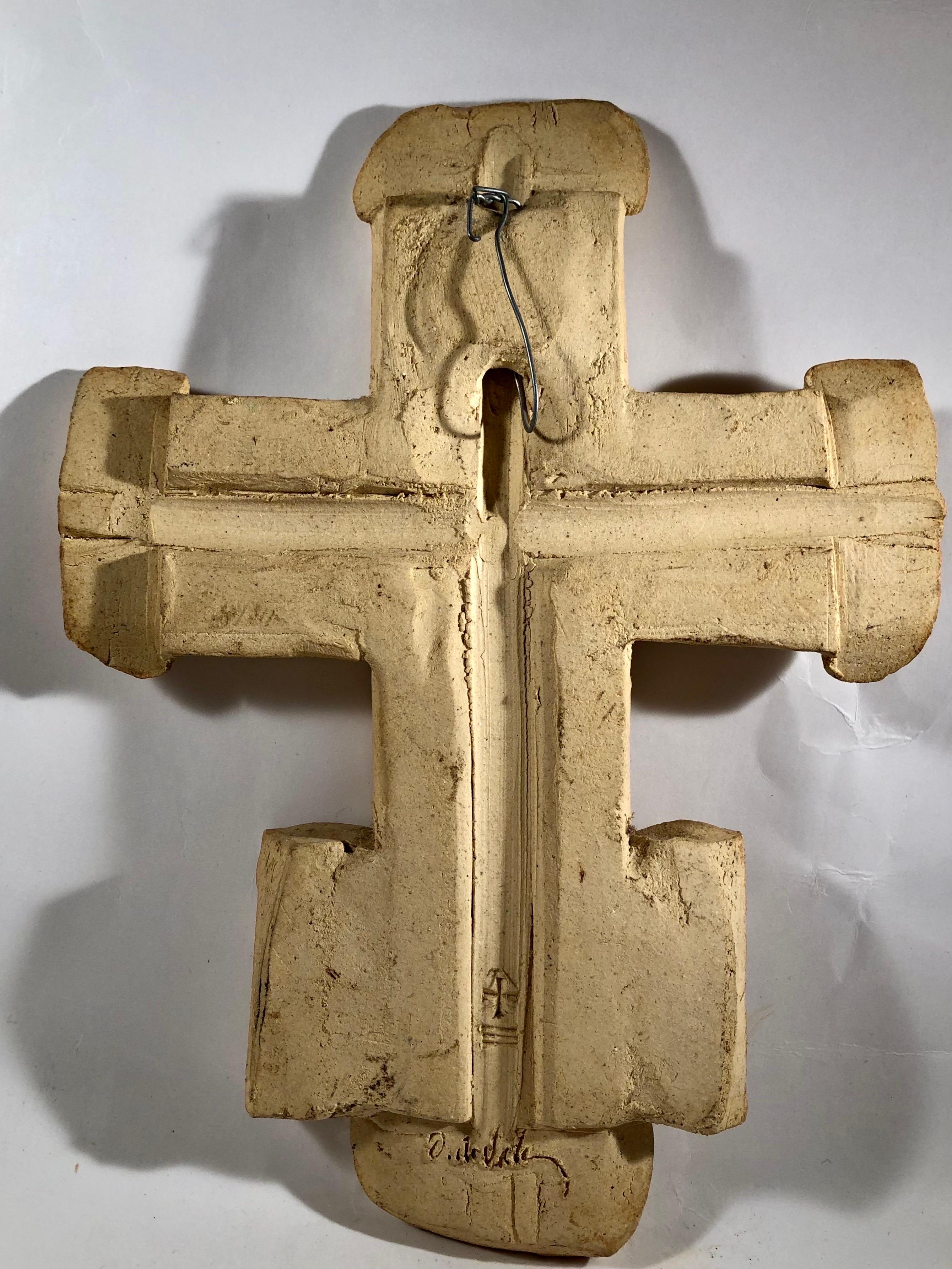 An abstract ceramic crucifix  France  1950 In Good Condition For Sale In SOTTEVILLE-LÈS-ROUEN, FR