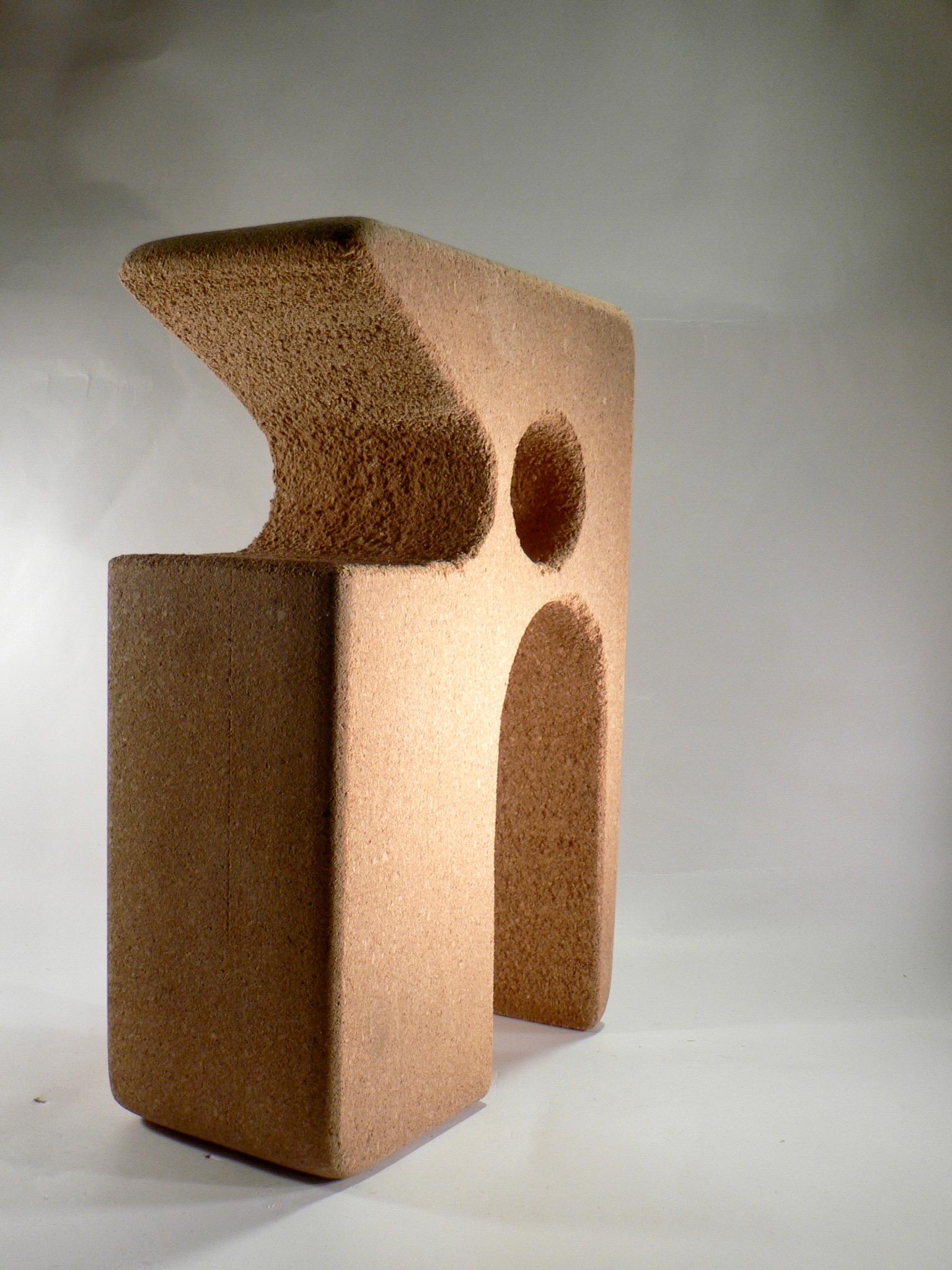 Eine abstrakte, aus Kork geschnitzte Skulptur - Frankreich - 2010 (Handgeschnitzt) im Angebot