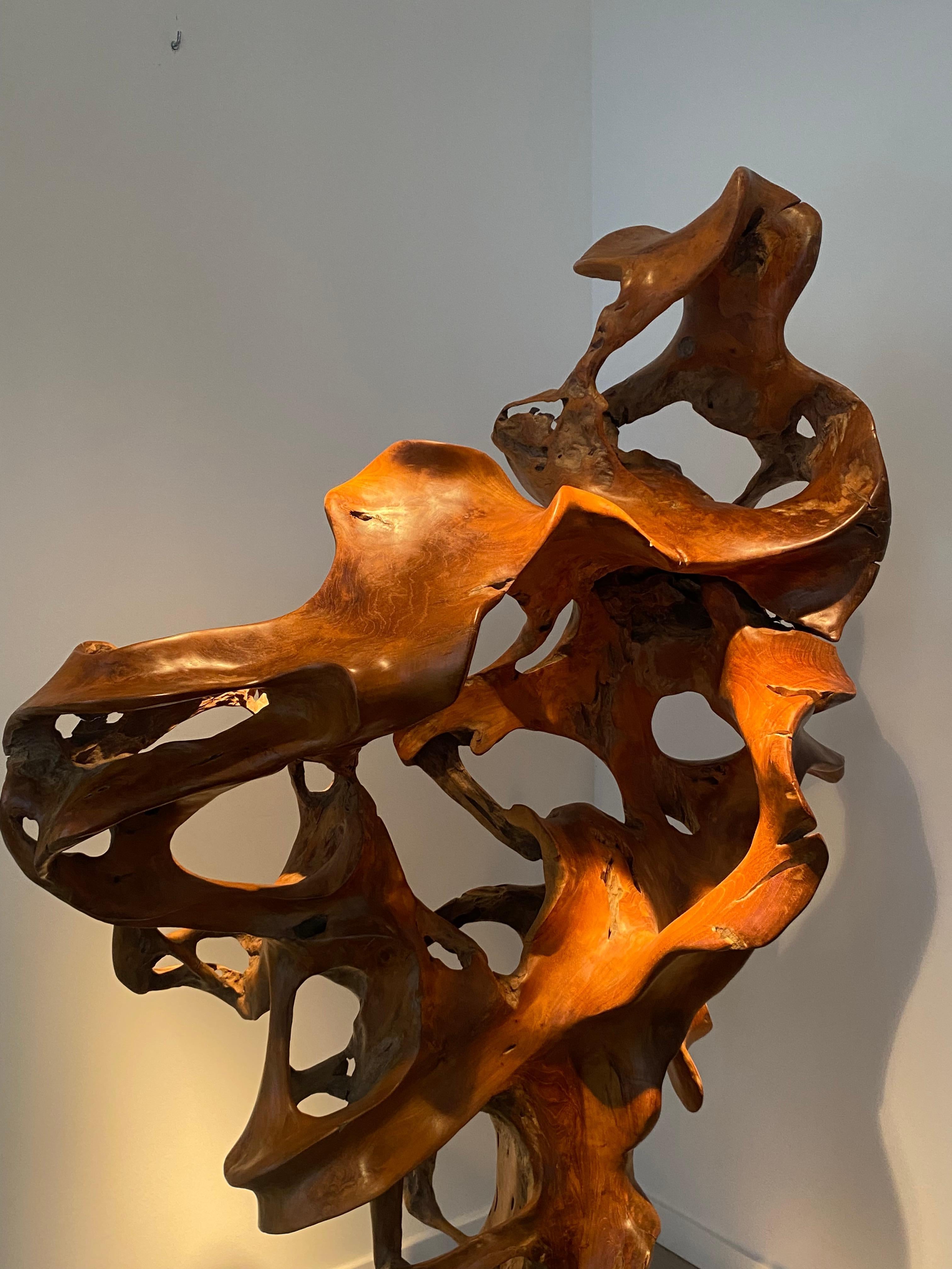 Una scultura astratta in legno 3