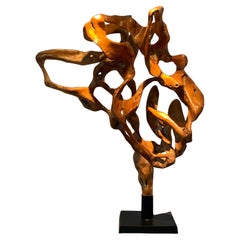 Una scultura astratta in legno