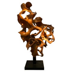 Una scultura astratta in legno