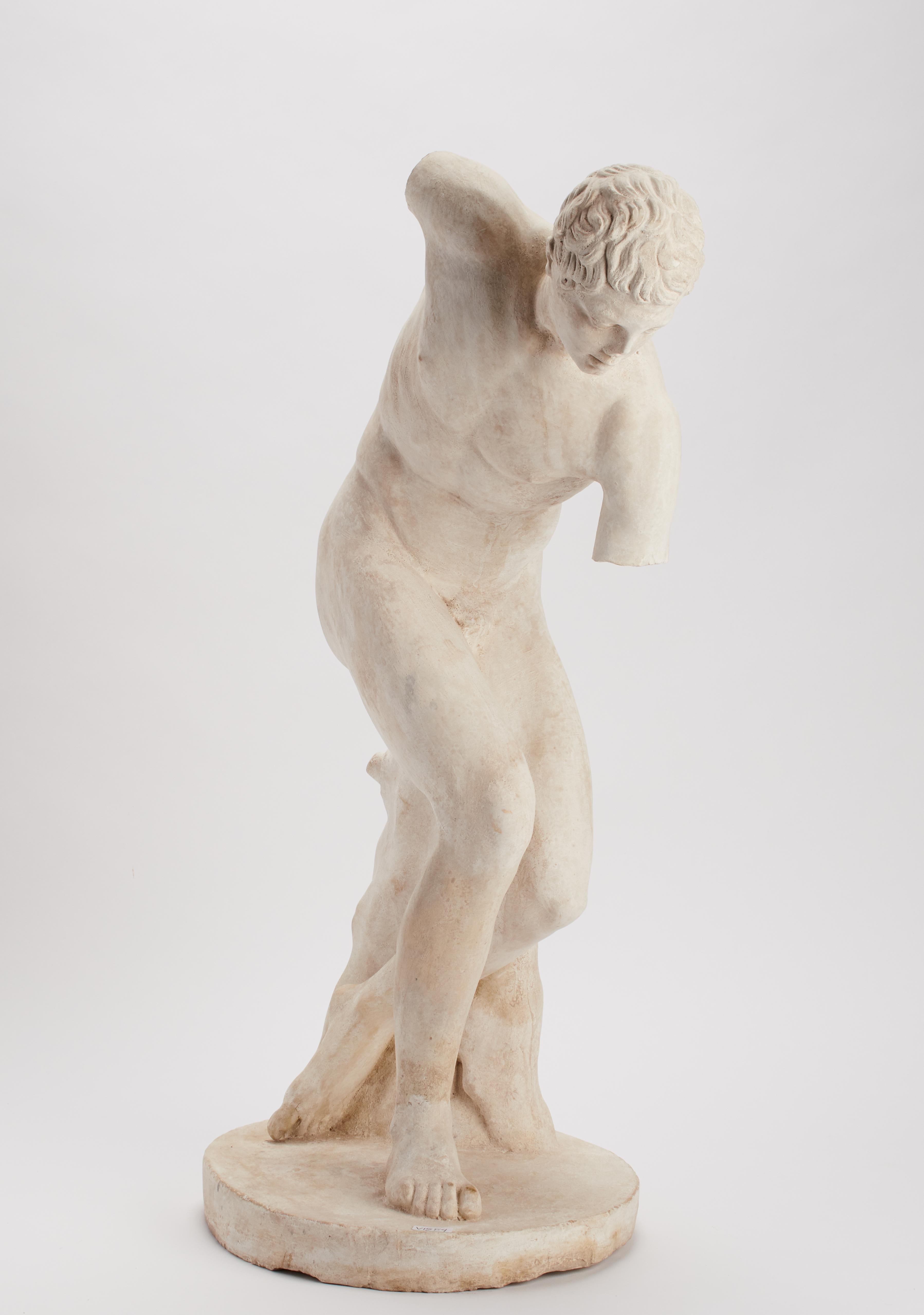 Über dem runden Sockel aus Gips befindet sich der Abguss der Skulptur eines Diskuswerfers. Besetzung für den Zeichenunterricht in der Akademie. Italien 1880 ca.