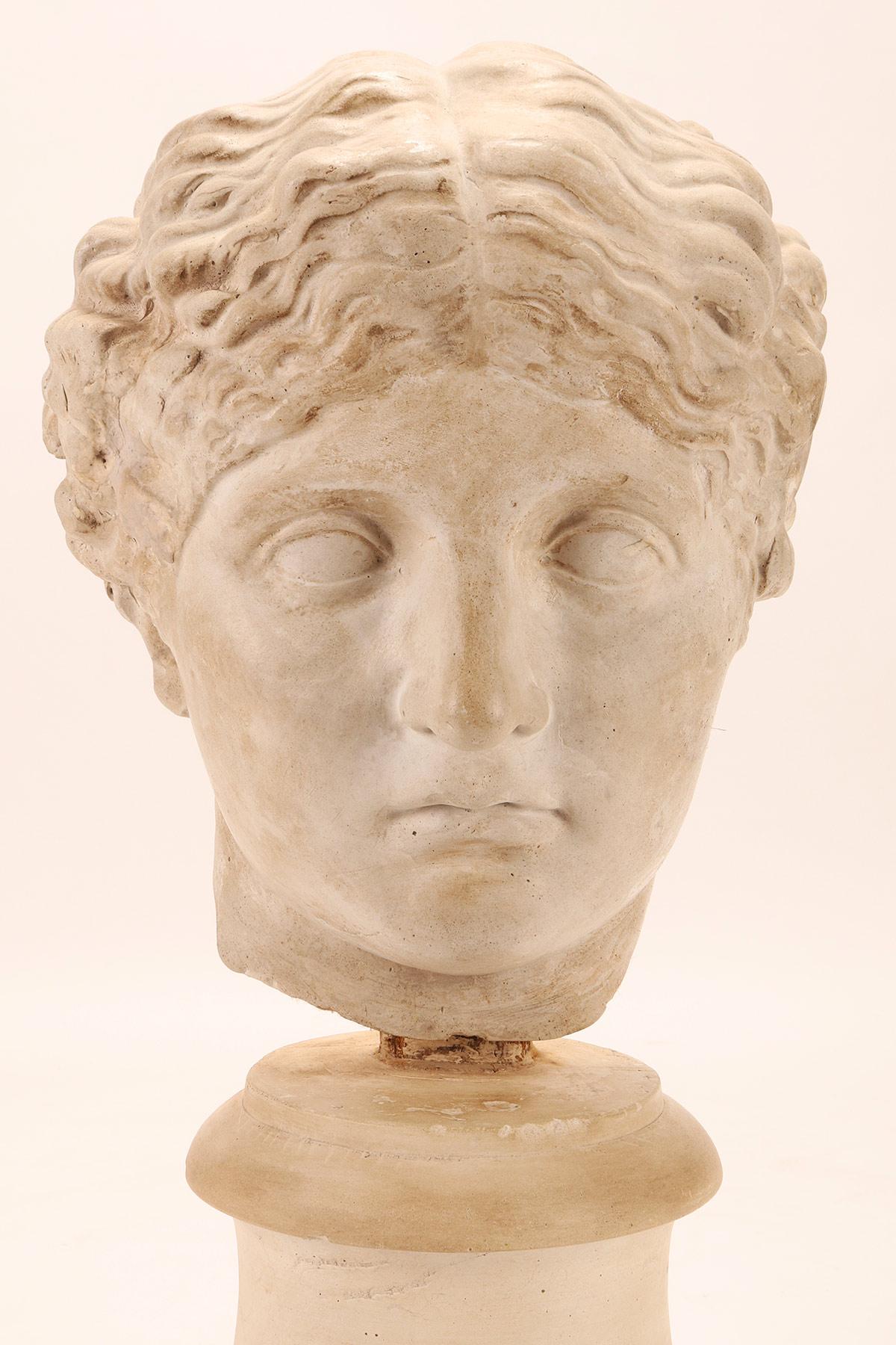 Academic Cast Depicting a Roman Women Head, Italy 1890 In Good Condition For Sale In Milan, IT