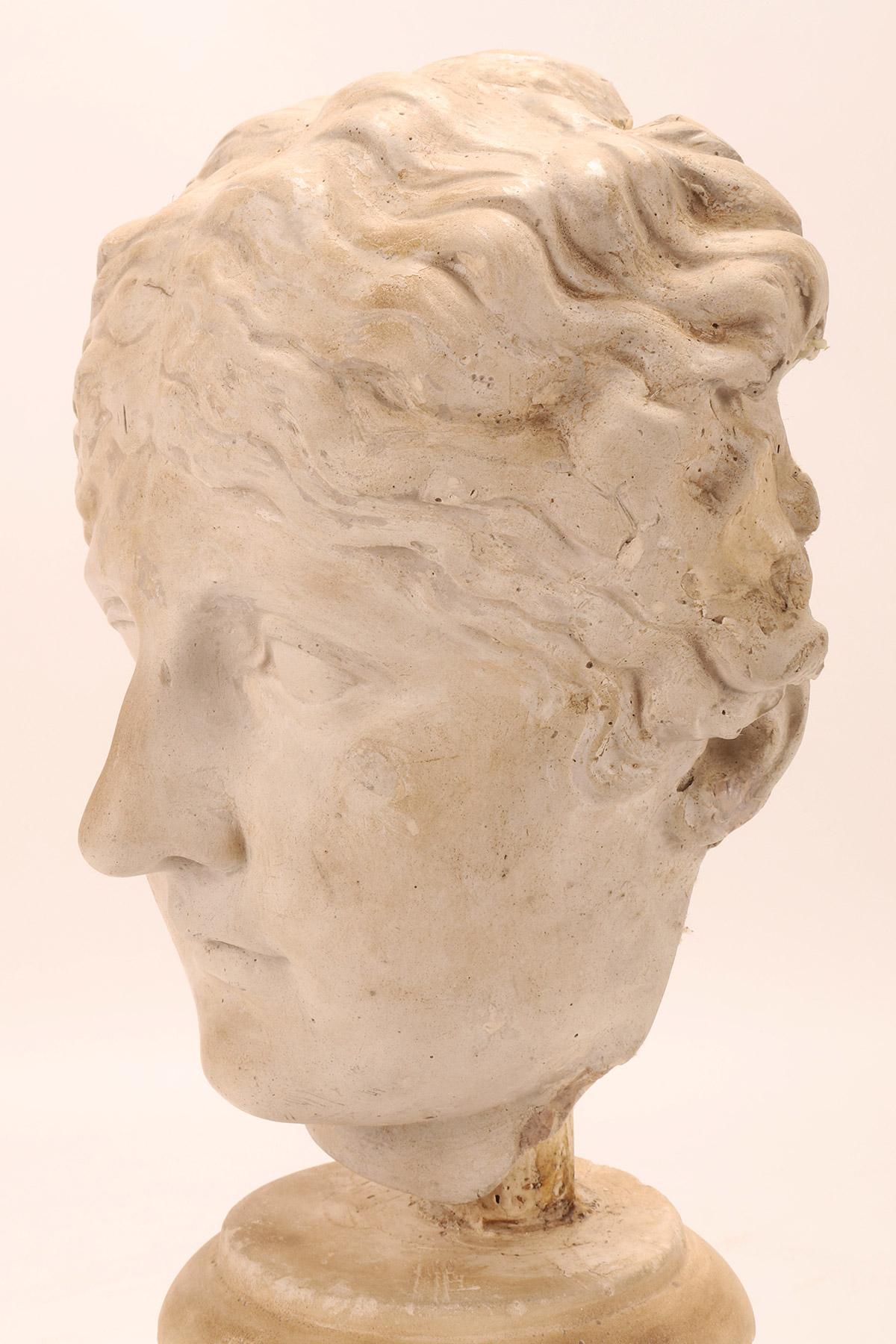 An academic cast depicting a roman women head, Italy 1890.  In Good Condition For Sale In Milan, IT