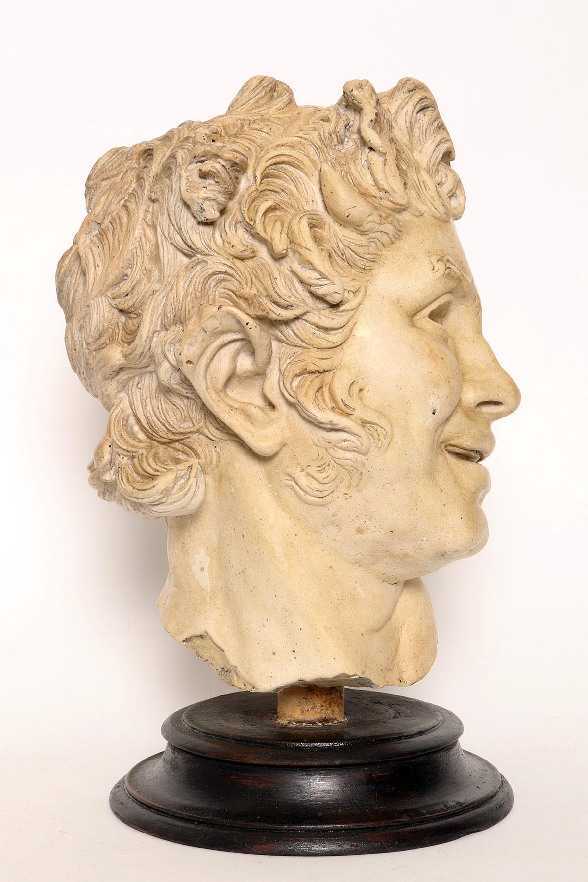 Über dem bemalten Holzsockel befindet sich der Kreideabdruck von  der junge Kopf von Furetti Centaur. Die Originalskulptur befindet sich in den Musei Capitolini in Rom. Die Skulptur wurde von 2 türkischen Künstlern geschaffen: Arista und Papias. Sie
