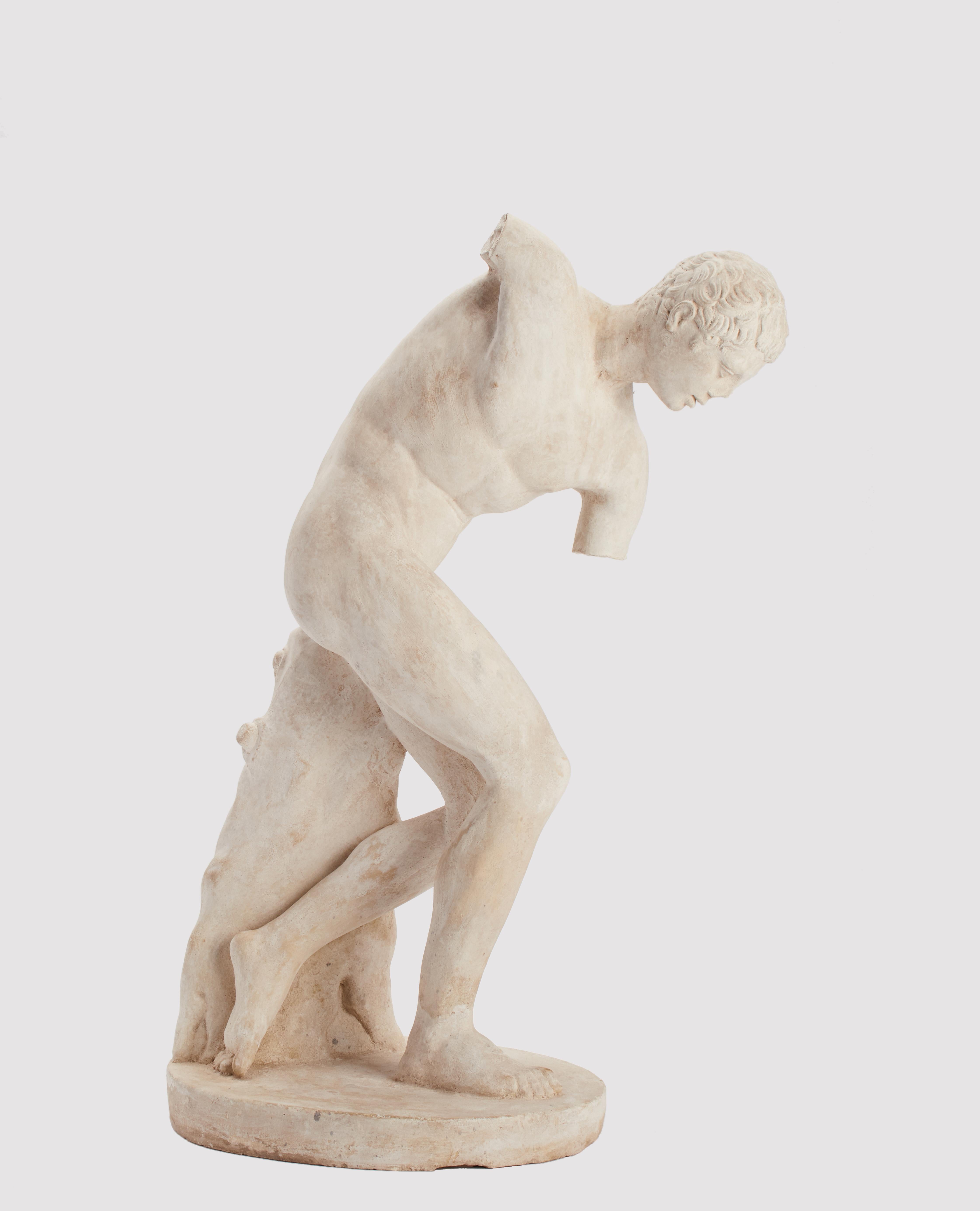 Sobre la base redonda de escayola se ha colocado el molde de una escultura de un lanzador de disco. Reparto para la enseñanza del dibujo en la Academia. Italia 1890 ca. 