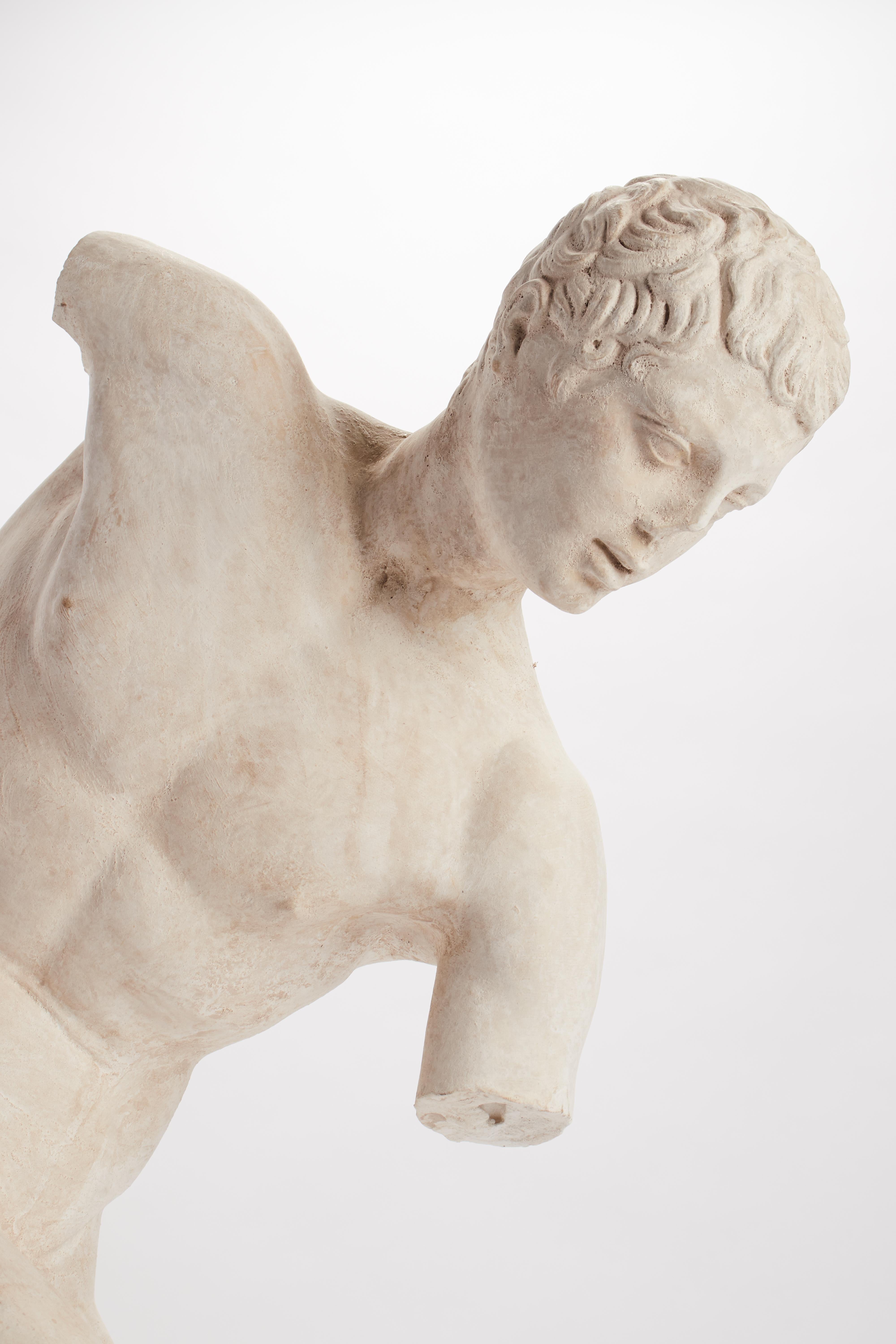 Vaciado académico de una escultura que representa a un lanzador de disco, Italia 1890. Yeso en venta