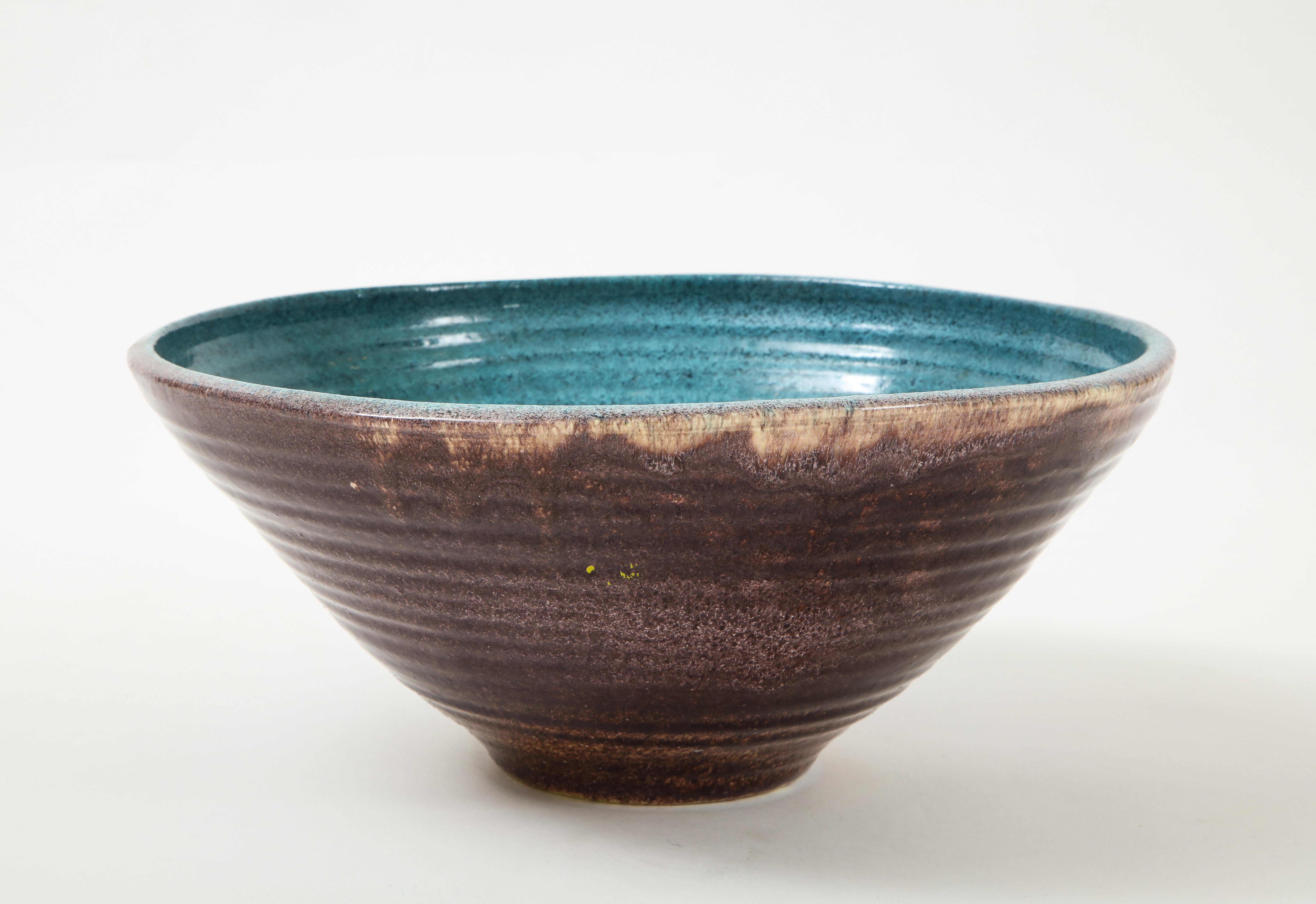 Un bol unique produit par la poterie Accolay en France. Une des nombreuses pièces d'Accolay dans notre inventaire, nous aimons cette pièce d'accent pour sa forme et sa belle glaçure.