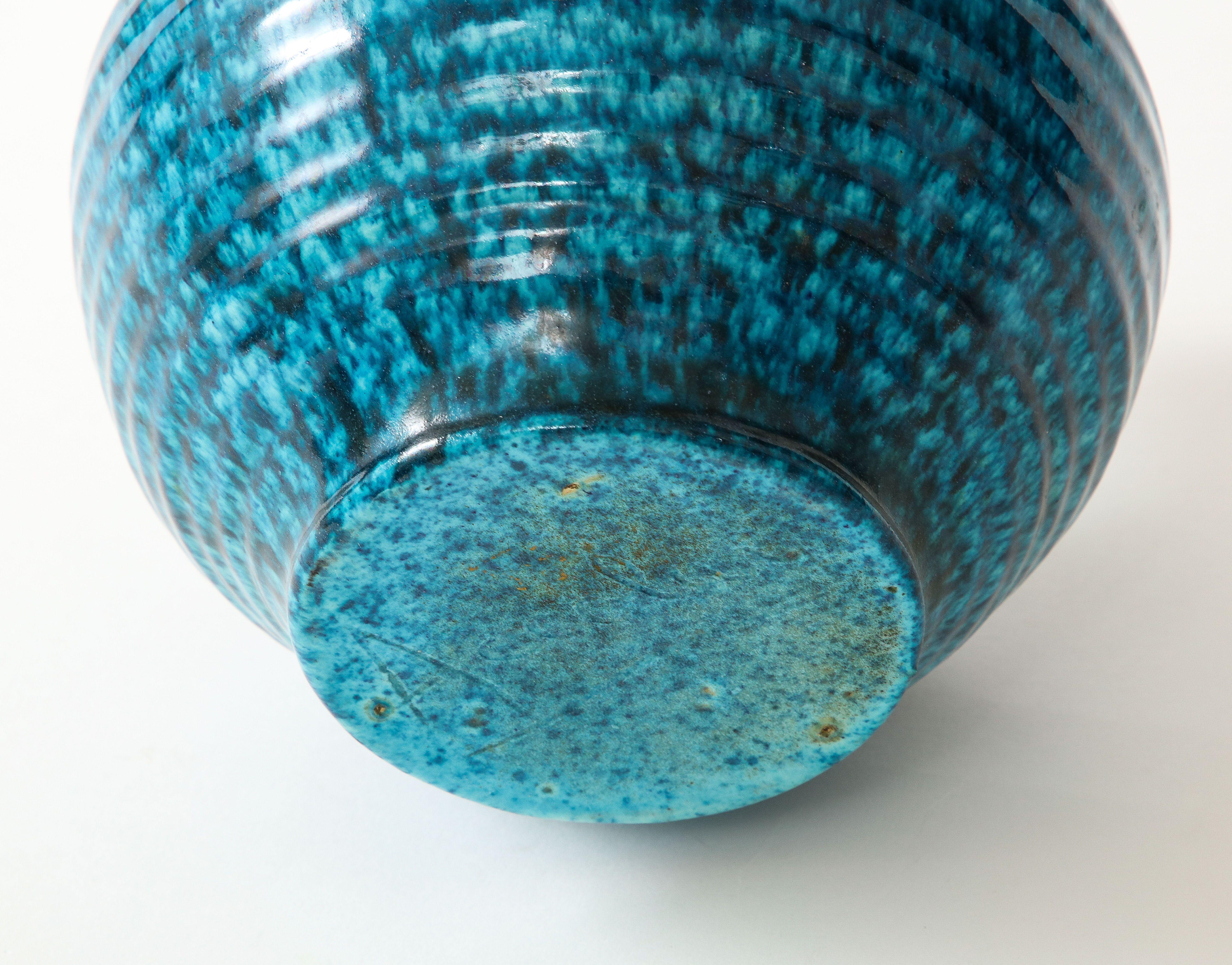 Un vase en céramique dans une magnifique glaçure verte et turquoise produite par Accolay Pottery.  Fondée dans les années 1950 à Accolay,  En France, le Studio Accolay s'est fait connaître en produisant des boutons pour la collection de Christian