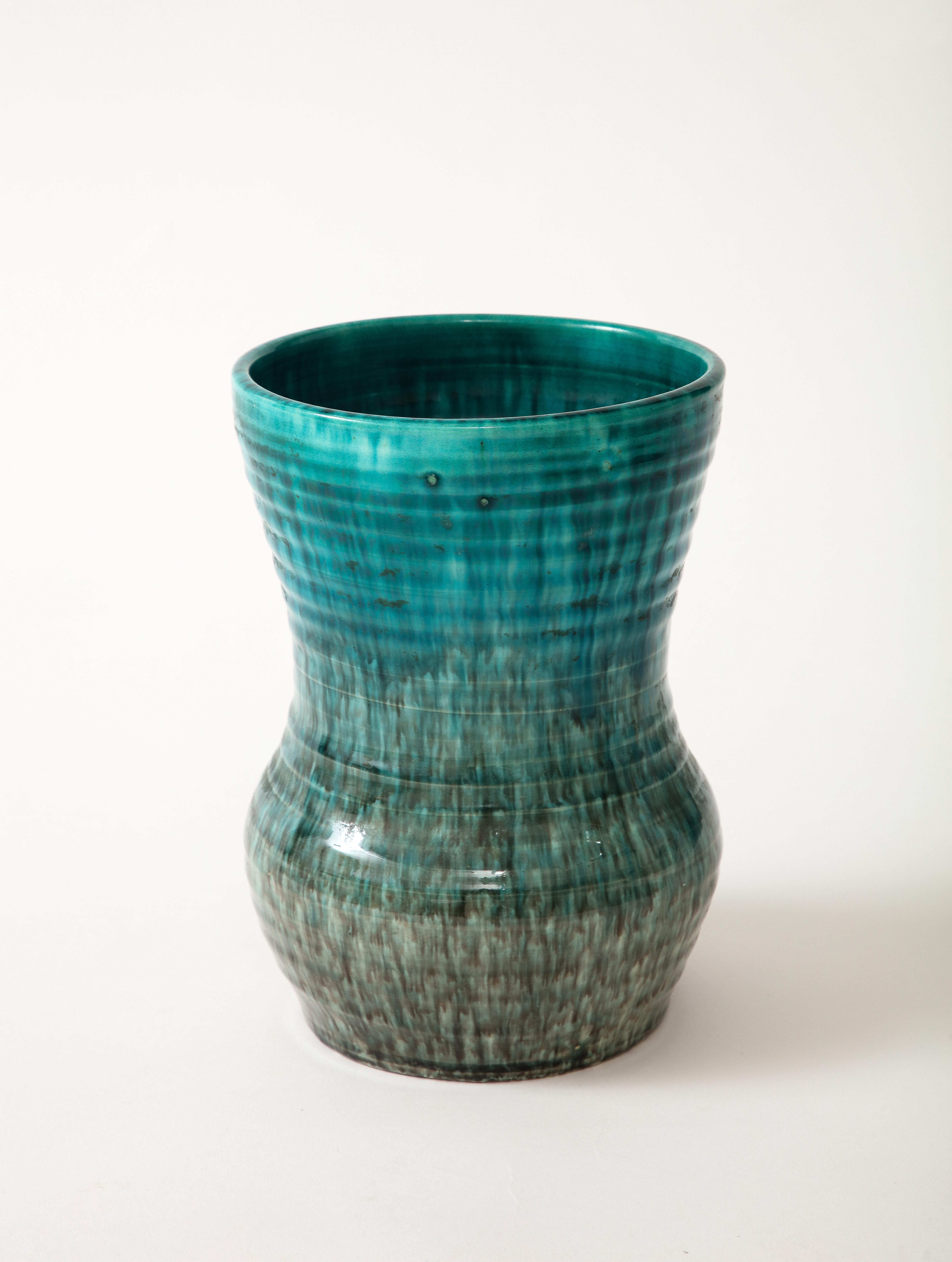 Un vase en céramique dans une belle glaçure de nuances de vert et de turquoise produit par Accolay Pottery. Fondé dans les années 1950 à Accolay, en France, le Studio Accolay s'est fait connaître après avoir produit des boutons pour la collection de