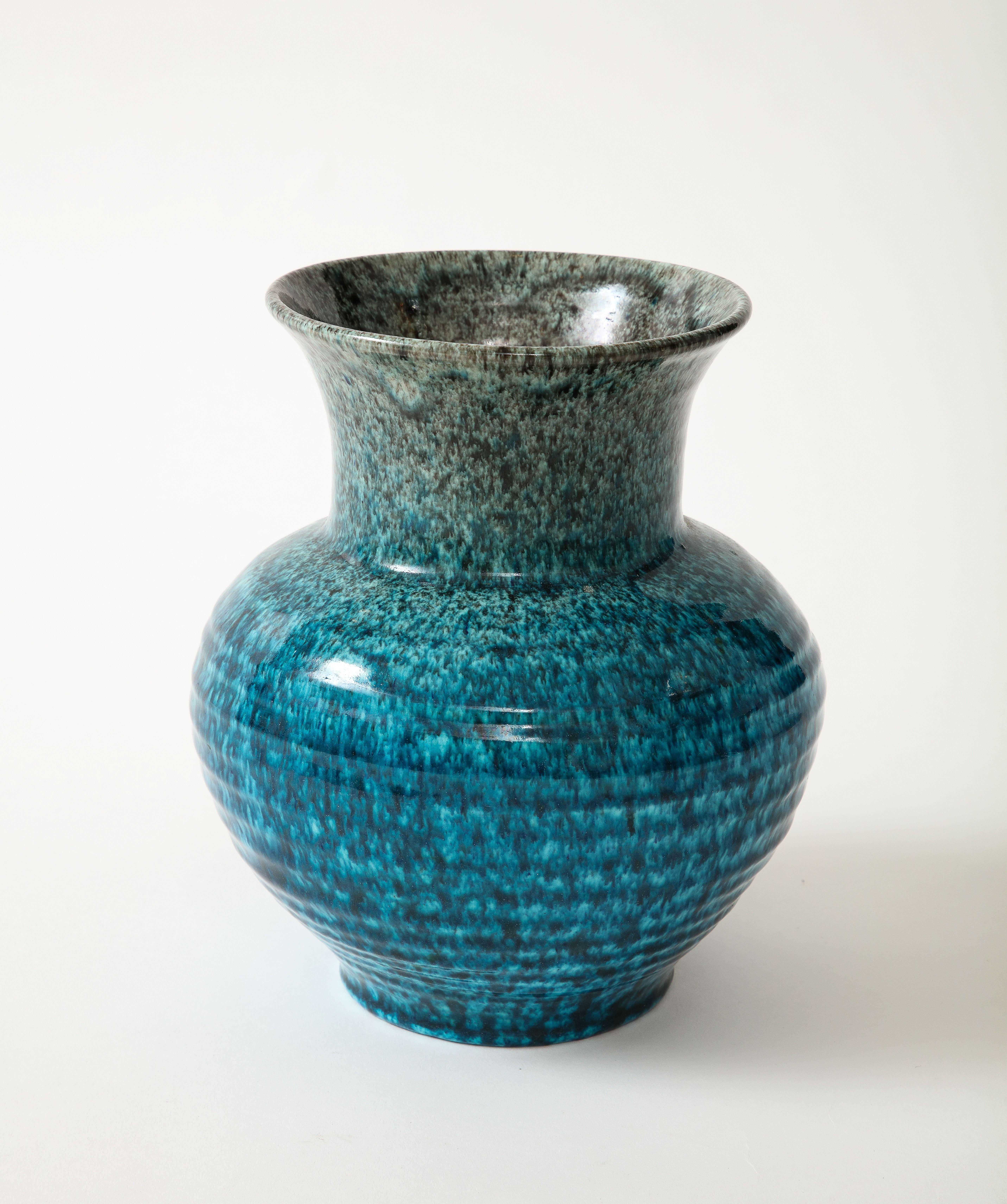 Un vase d'Accolay Pottery Excellent état - En vente à New York, NY