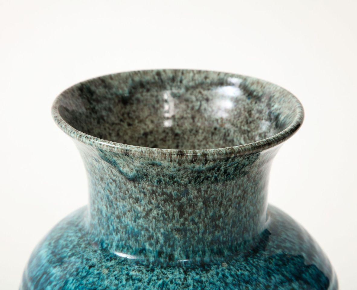 20ième siècle Un vase d'Accolay Pottery en vente