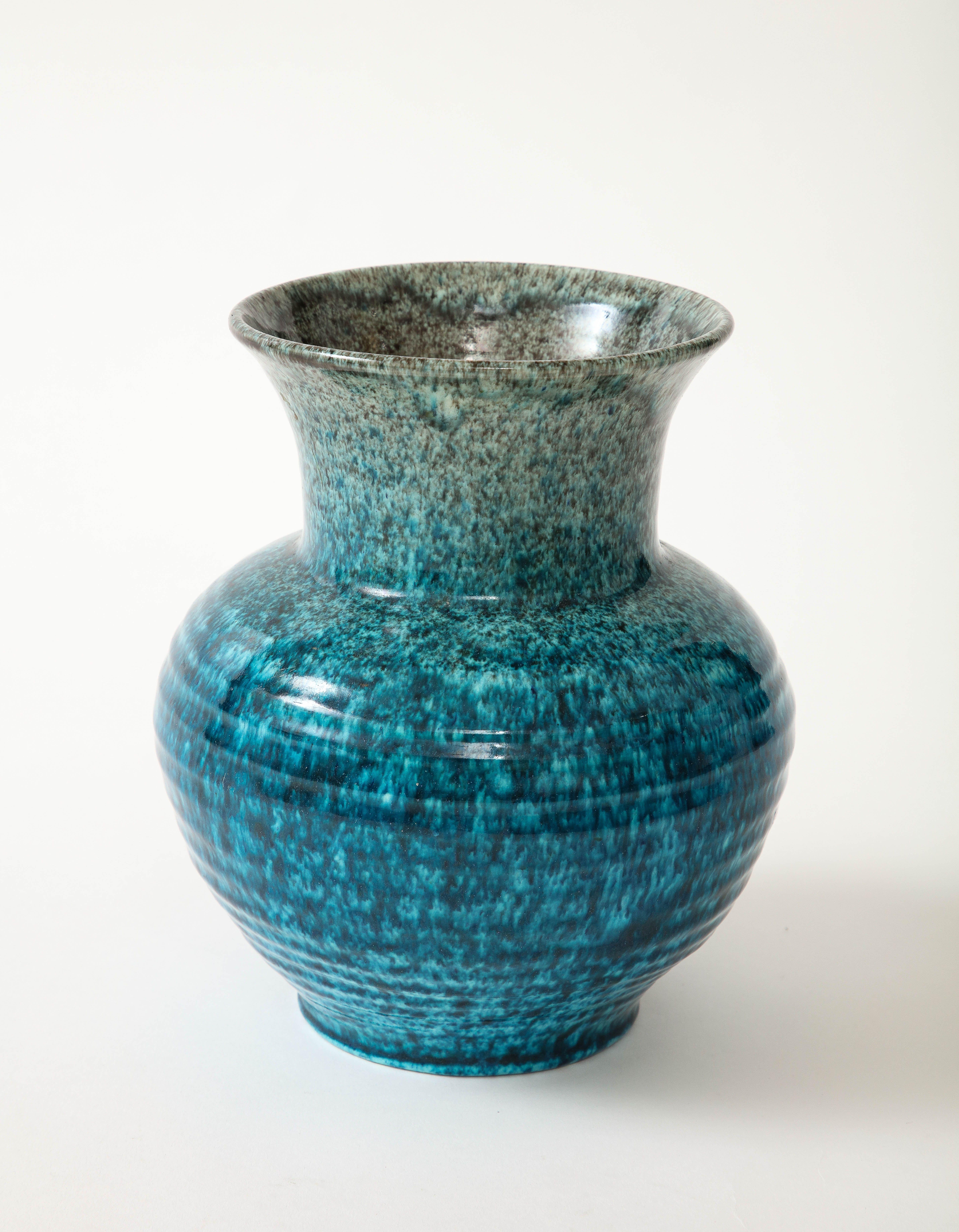 Céramique Un vase d'Accolay Pottery en vente