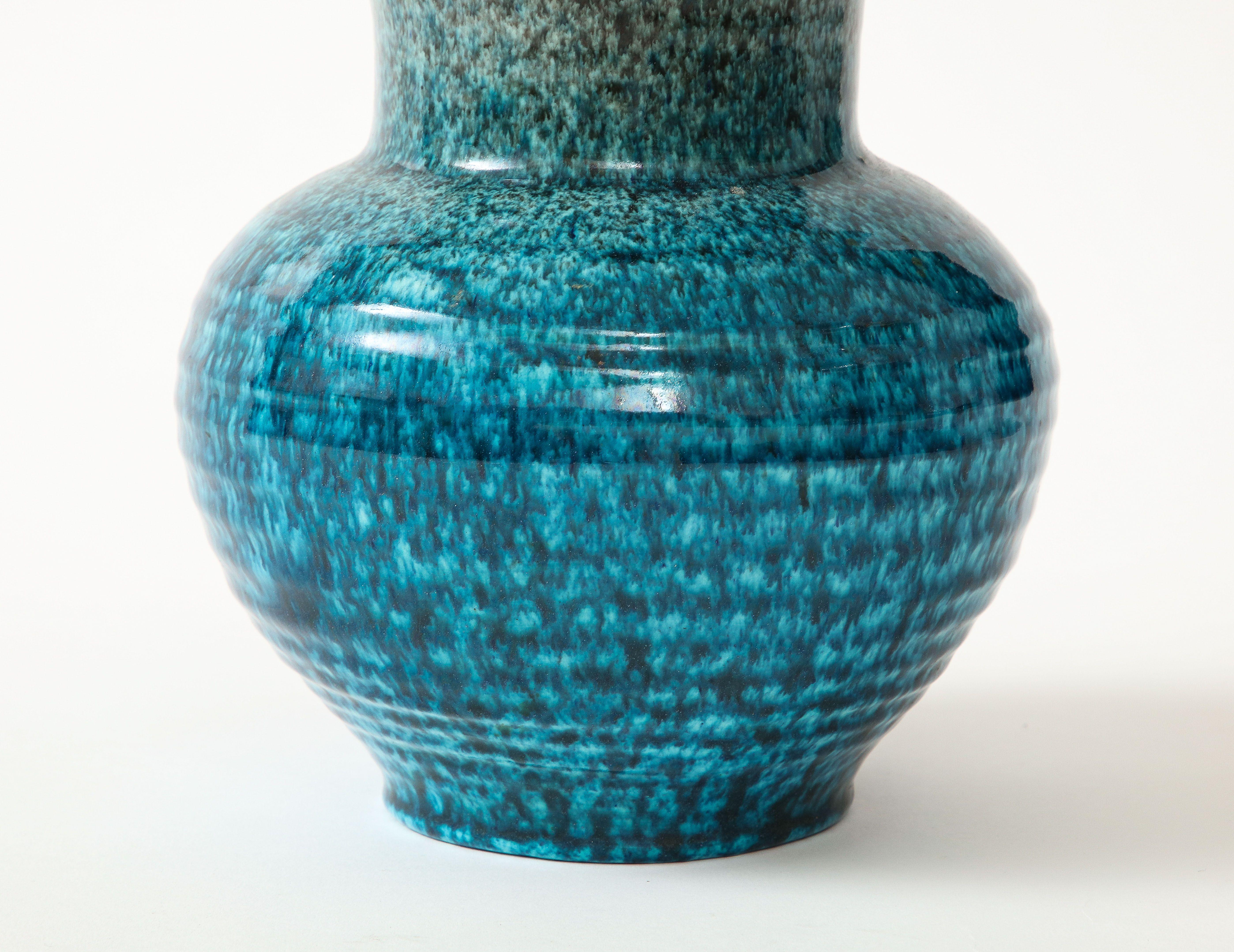 Un vase d'Accolay Pottery en vente 2