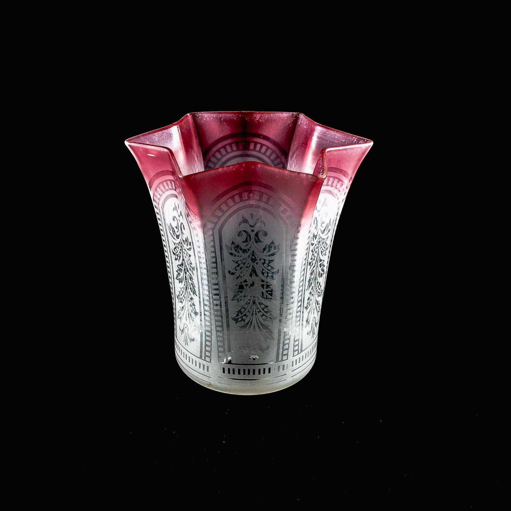Ein säuregeätzter Vaseline-Glasschirm mit Blumenmotiven im Angebot 2