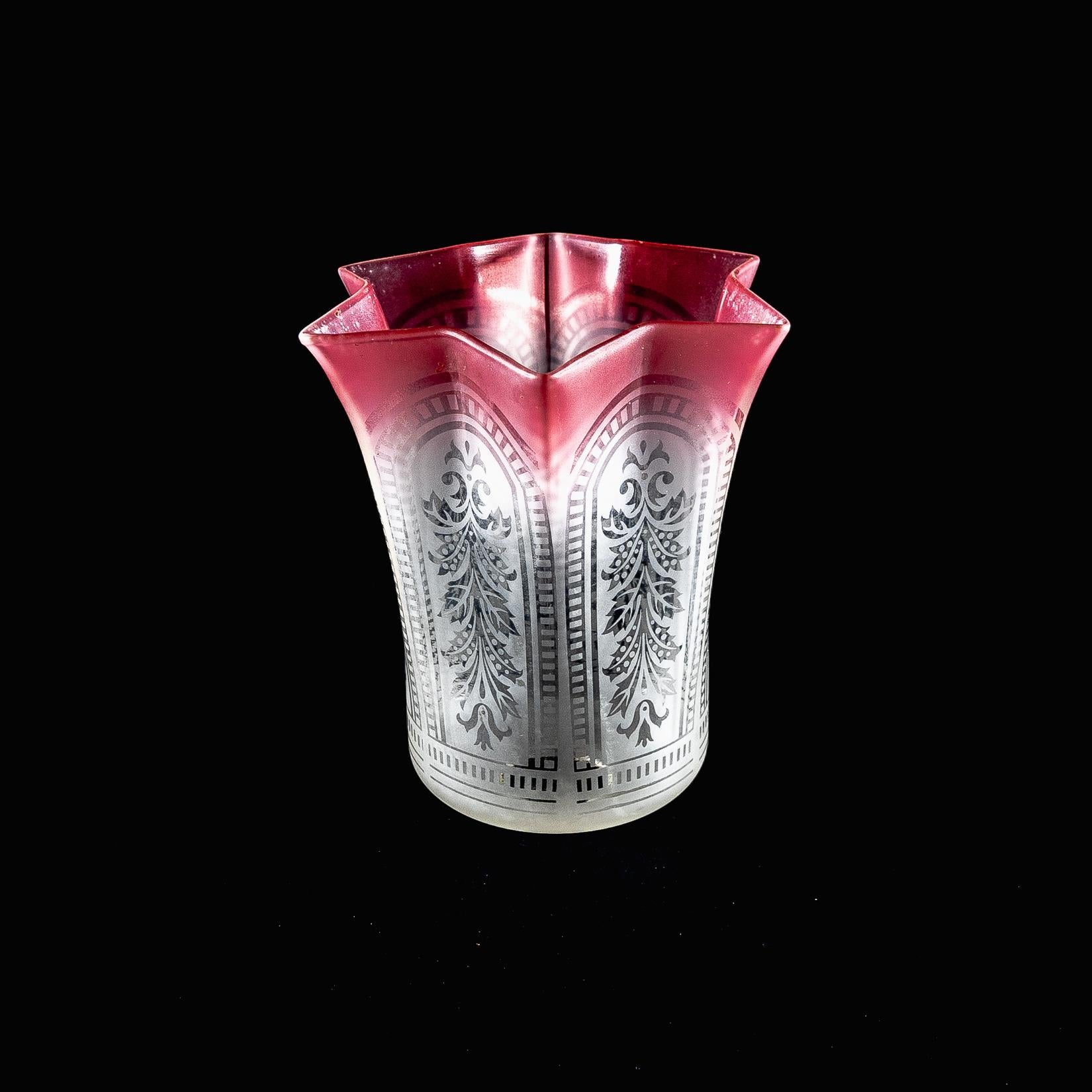 Ein säuregeätzter Vaseline-Glasschirm mit Blumenmotiven im Angebot 3