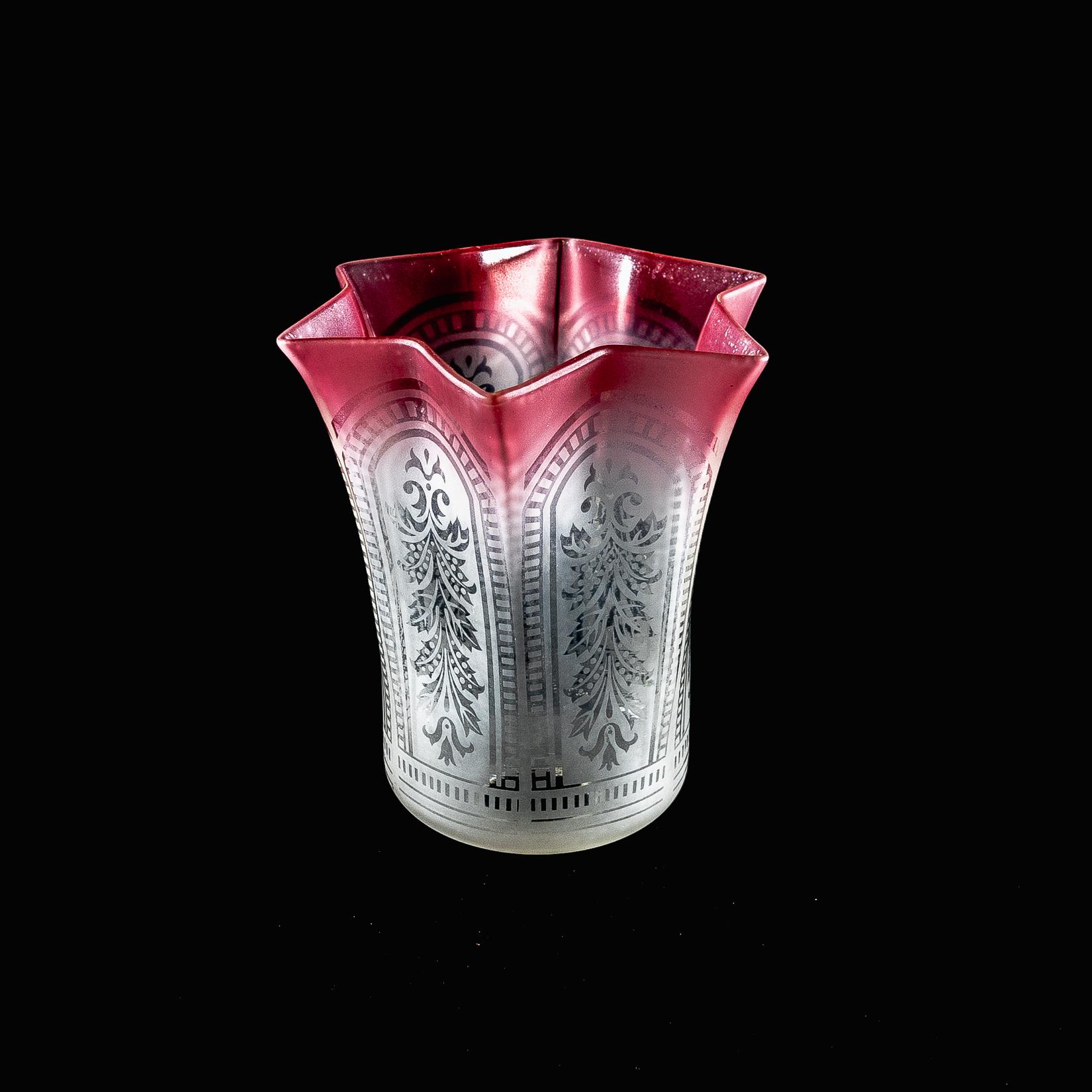 Ein säuregeätzter Vaseline-Glasschirm mit Blumenmotiven im Angebot 4