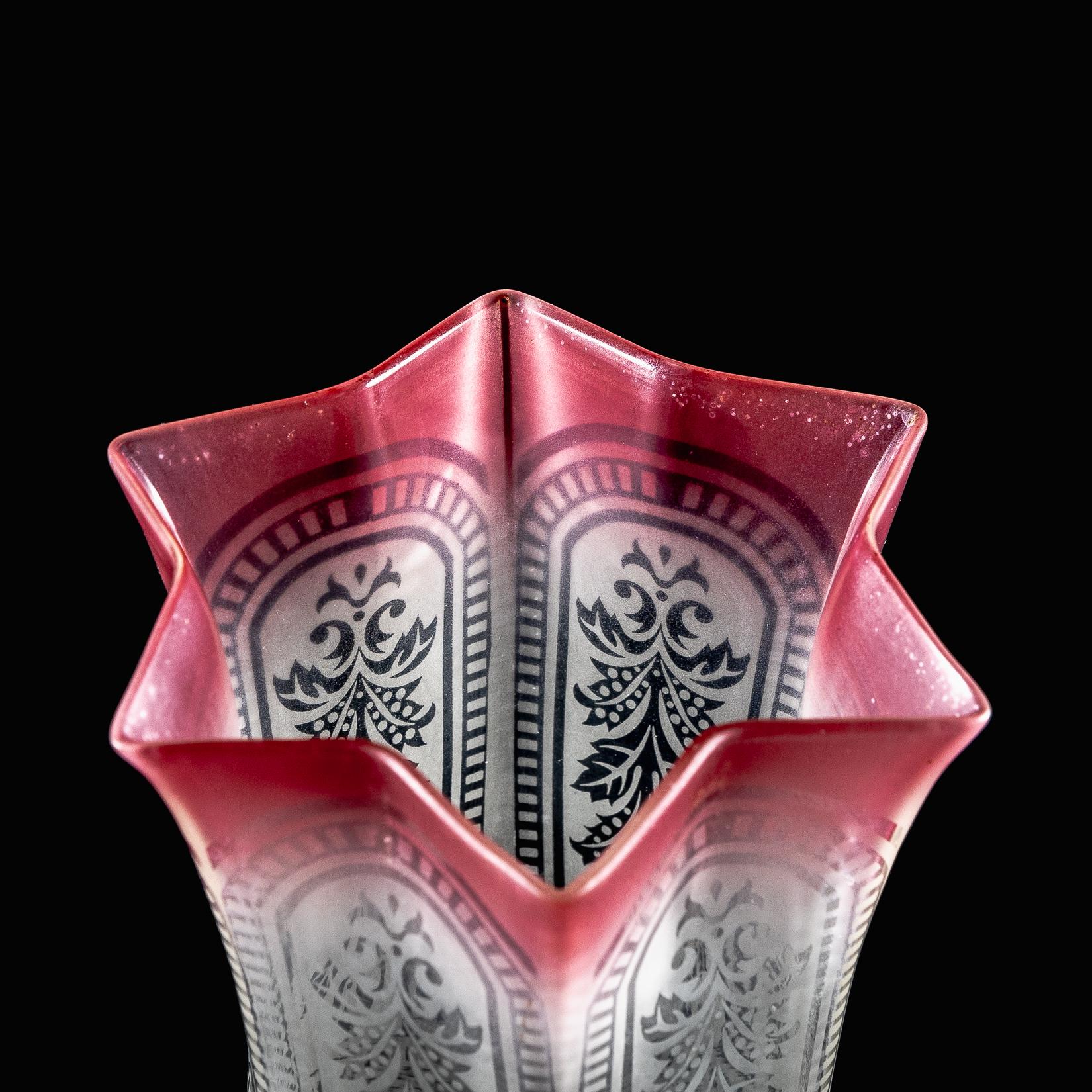 Ein säuregeätzter Vaseline-Glasschirm mit Blumenmotiven im Angebot 5