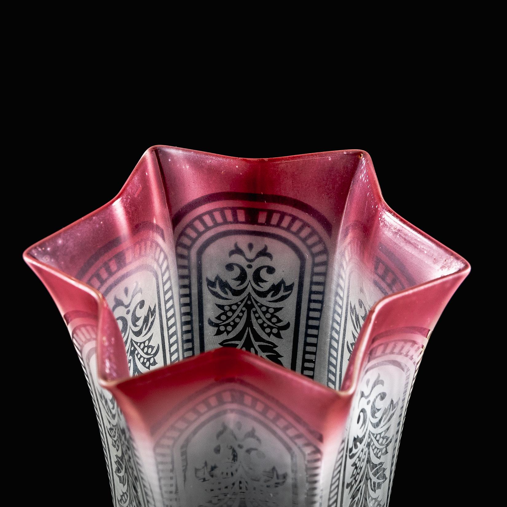 Ein säuregeätzter Vaseline-Glasschirm mit Blumenmotiven im Angebot 6